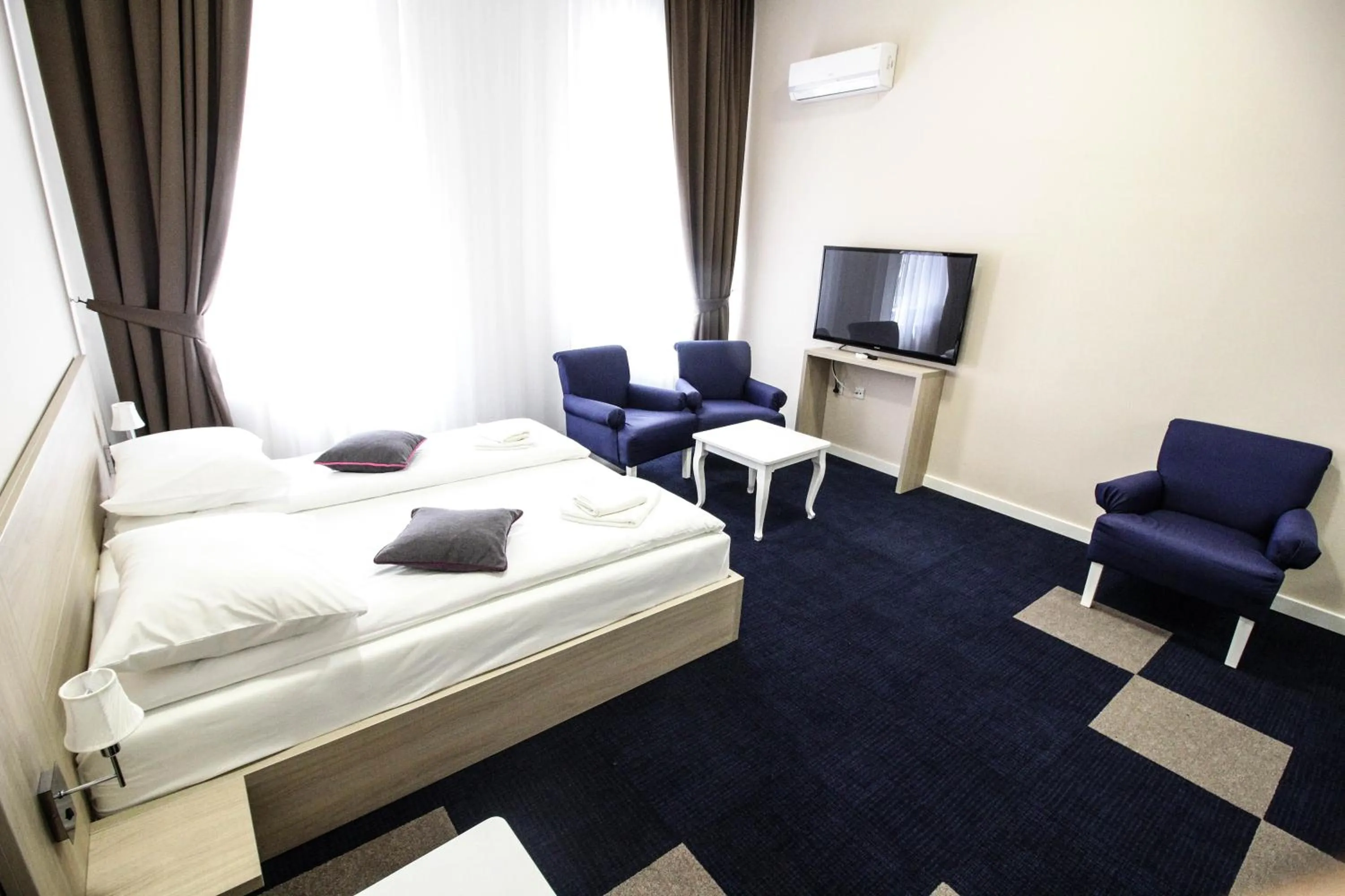 Photo of the whole room, Bed in Hotel Story