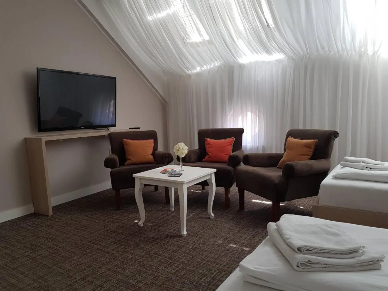 Seating area, Bed in Hotel Story