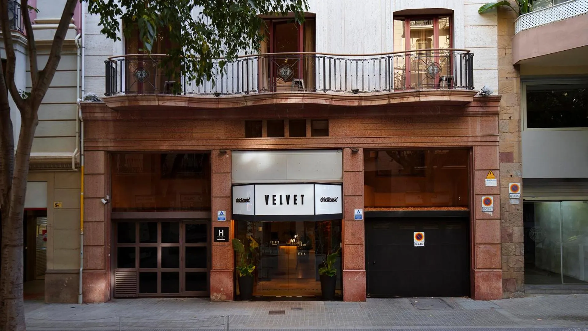 Facade/entrance in Chic & Basic Velvet