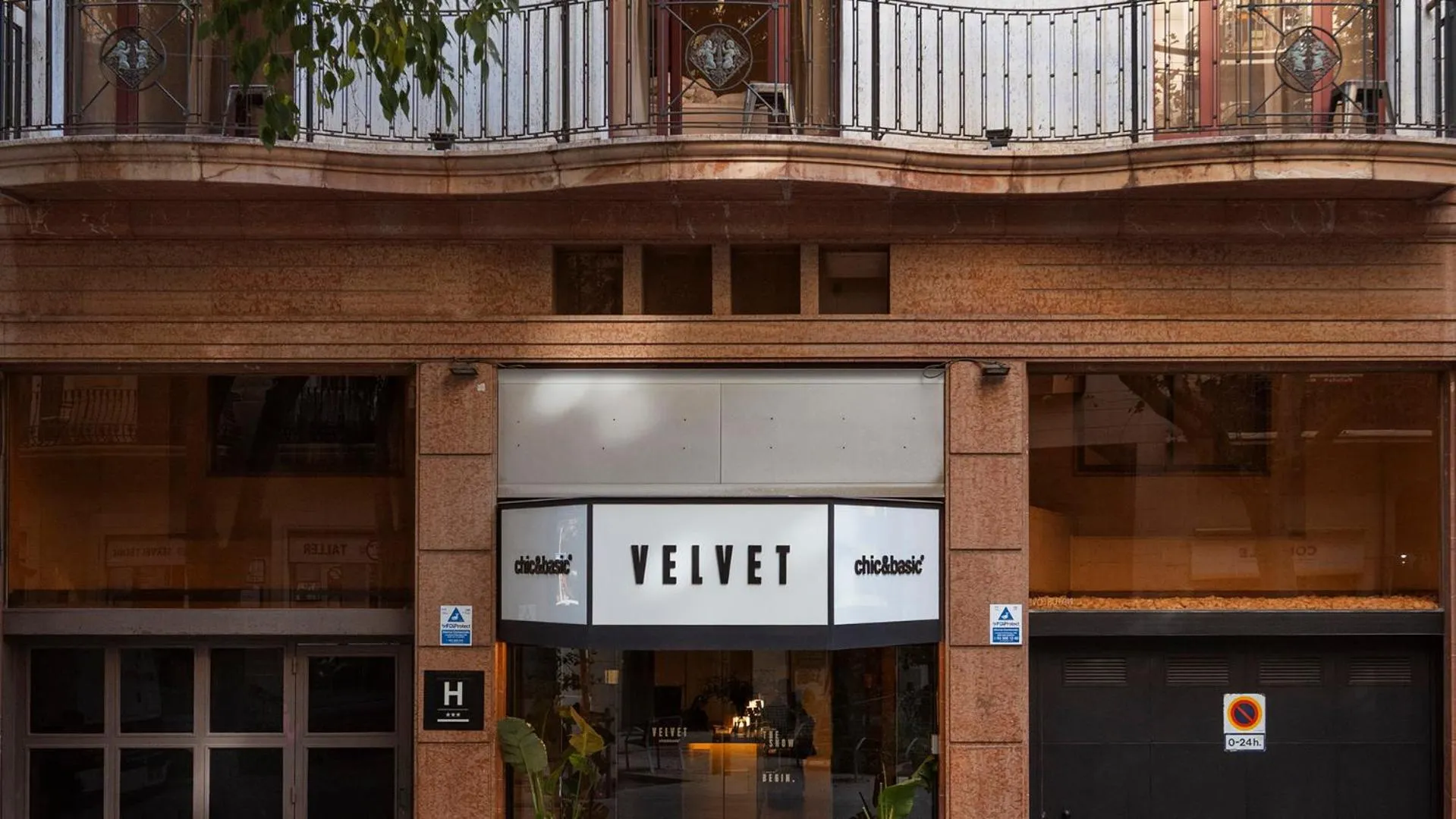 Facade/entrance in Chic & Basic Velvet