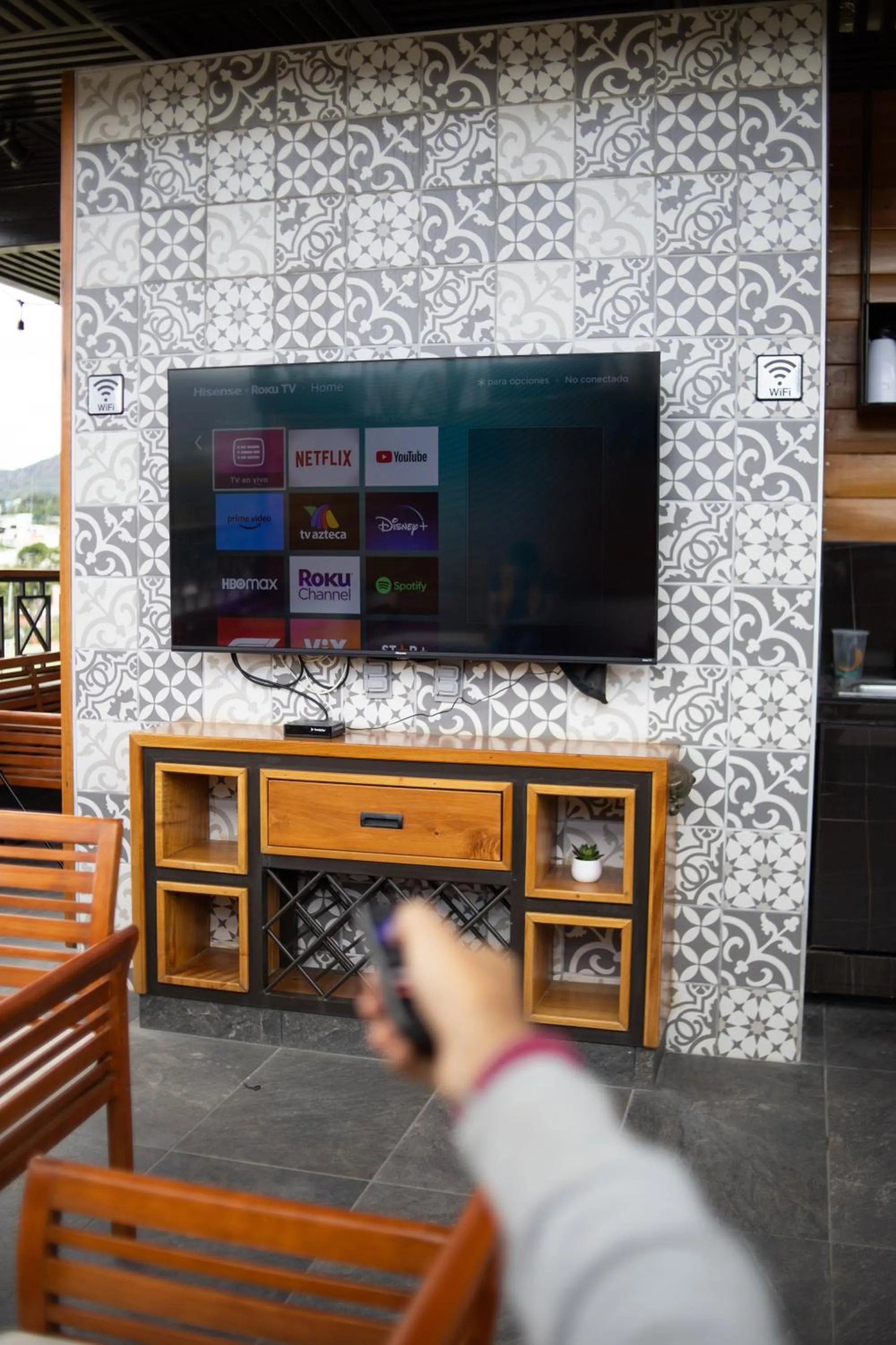 Communal lounge/ TV room in The Lu'um House