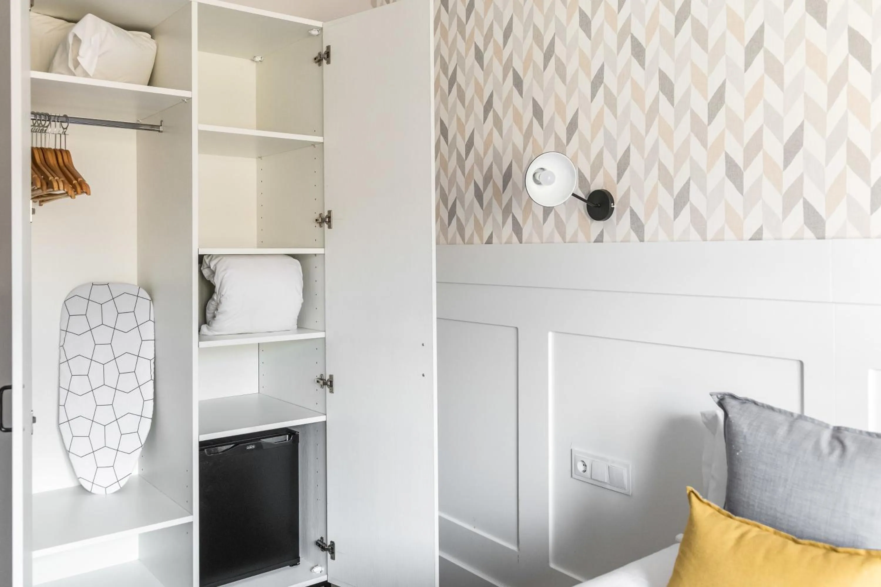 Photo of the whole room in BYPILLOW Velázquez 45