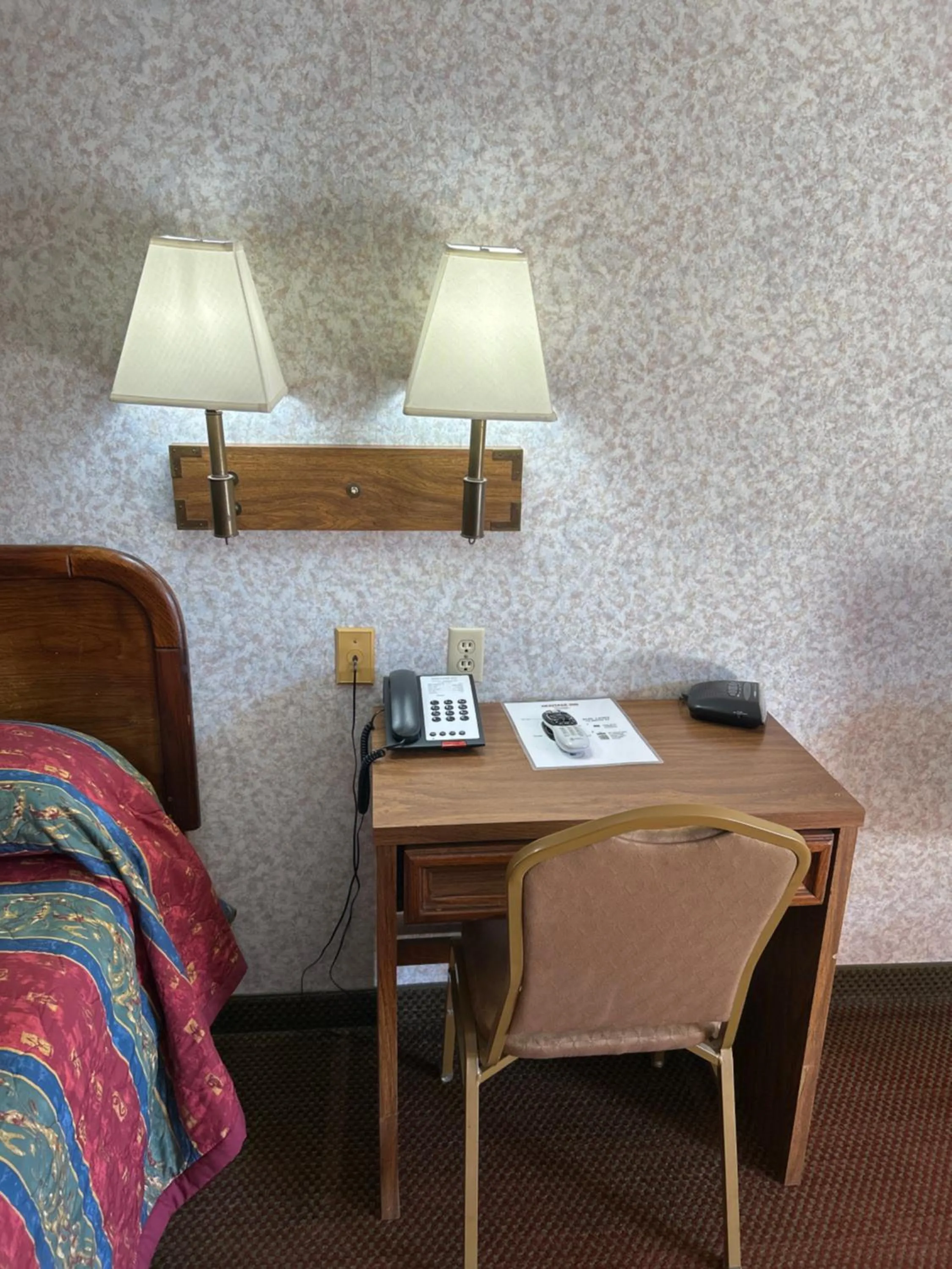 Seating area, Bed in Heritage Inn