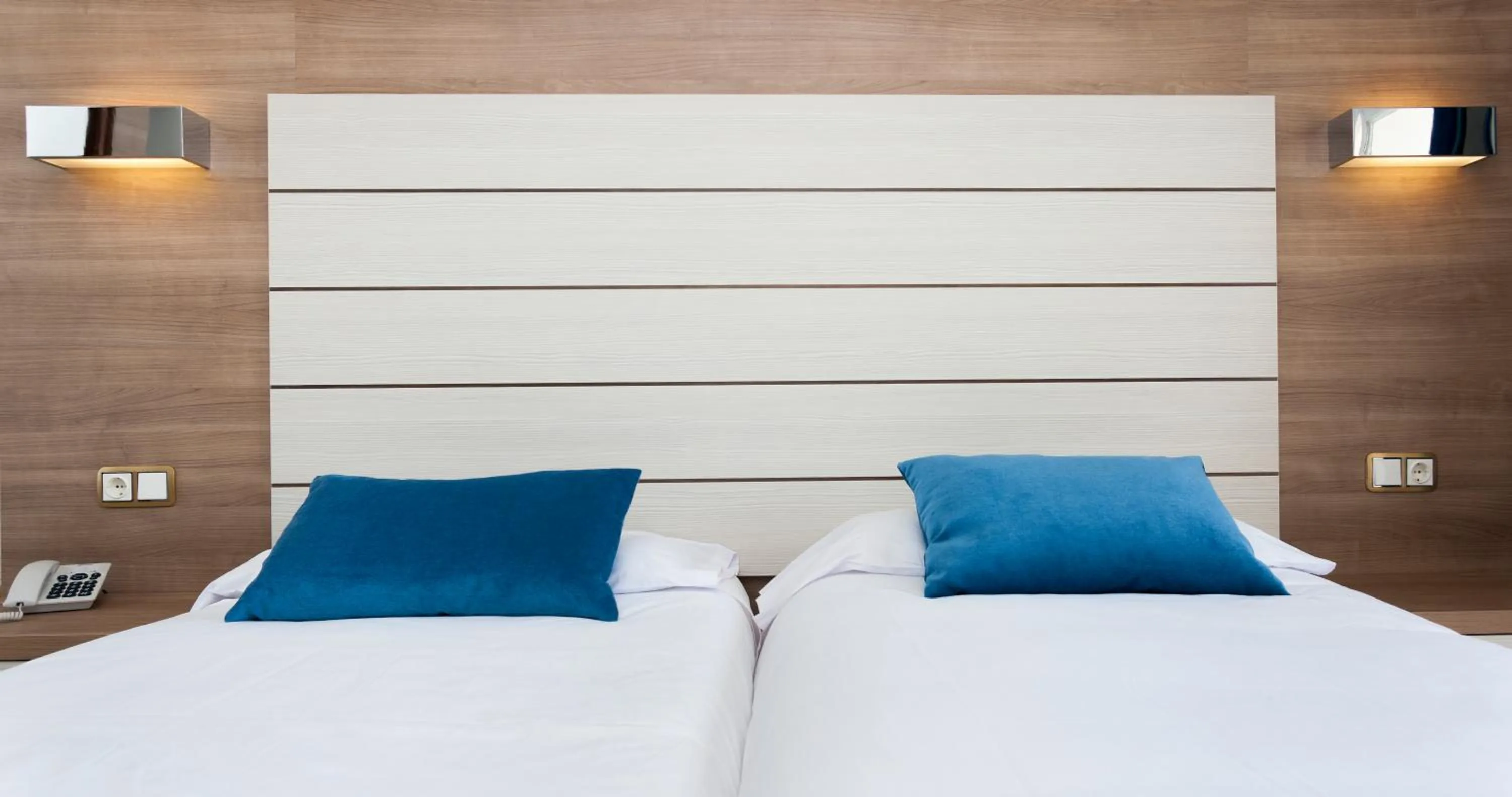 Bedroom, Bed in Globales America