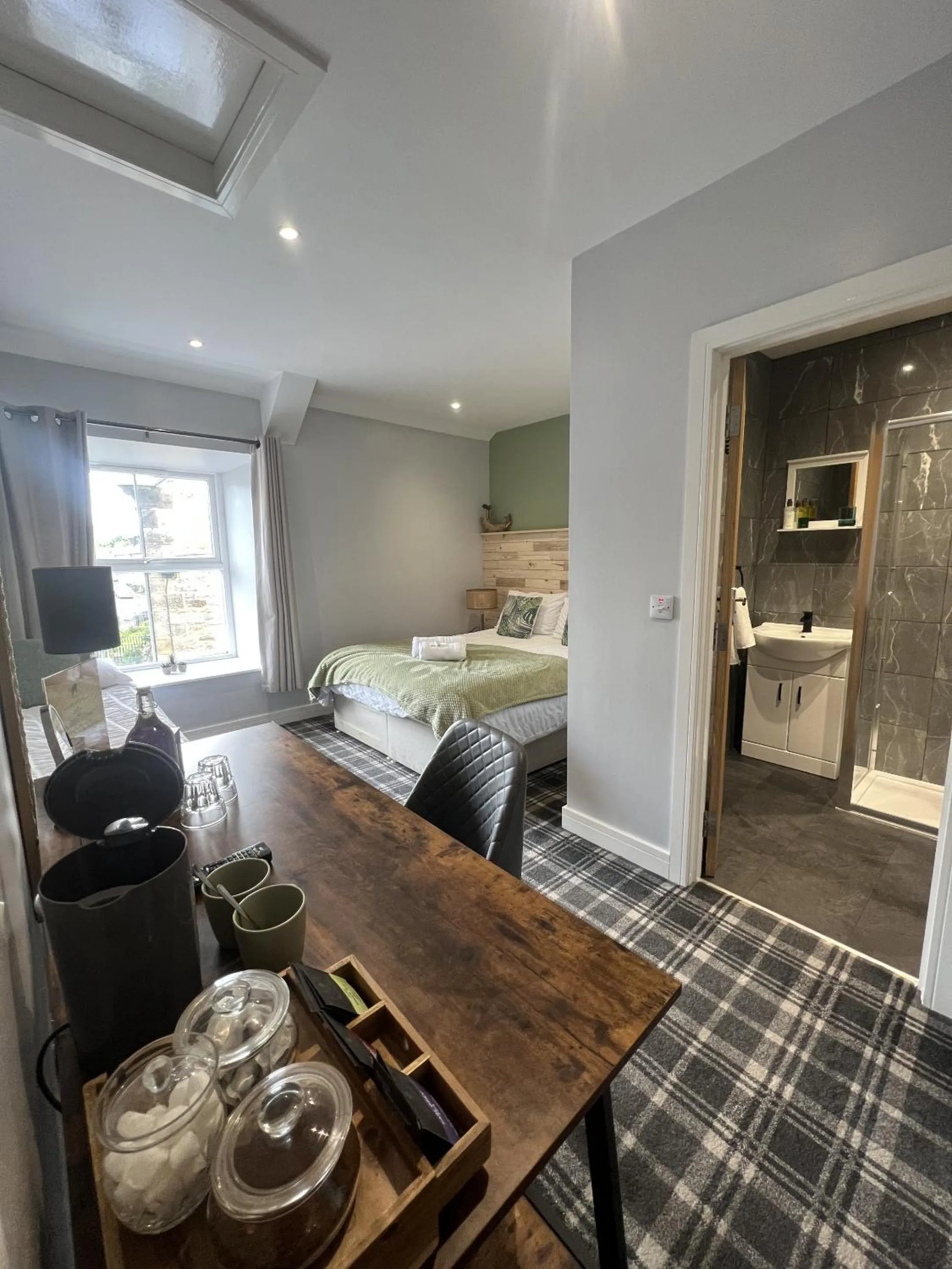 Bedroom, Bed in Black Bull Hotel