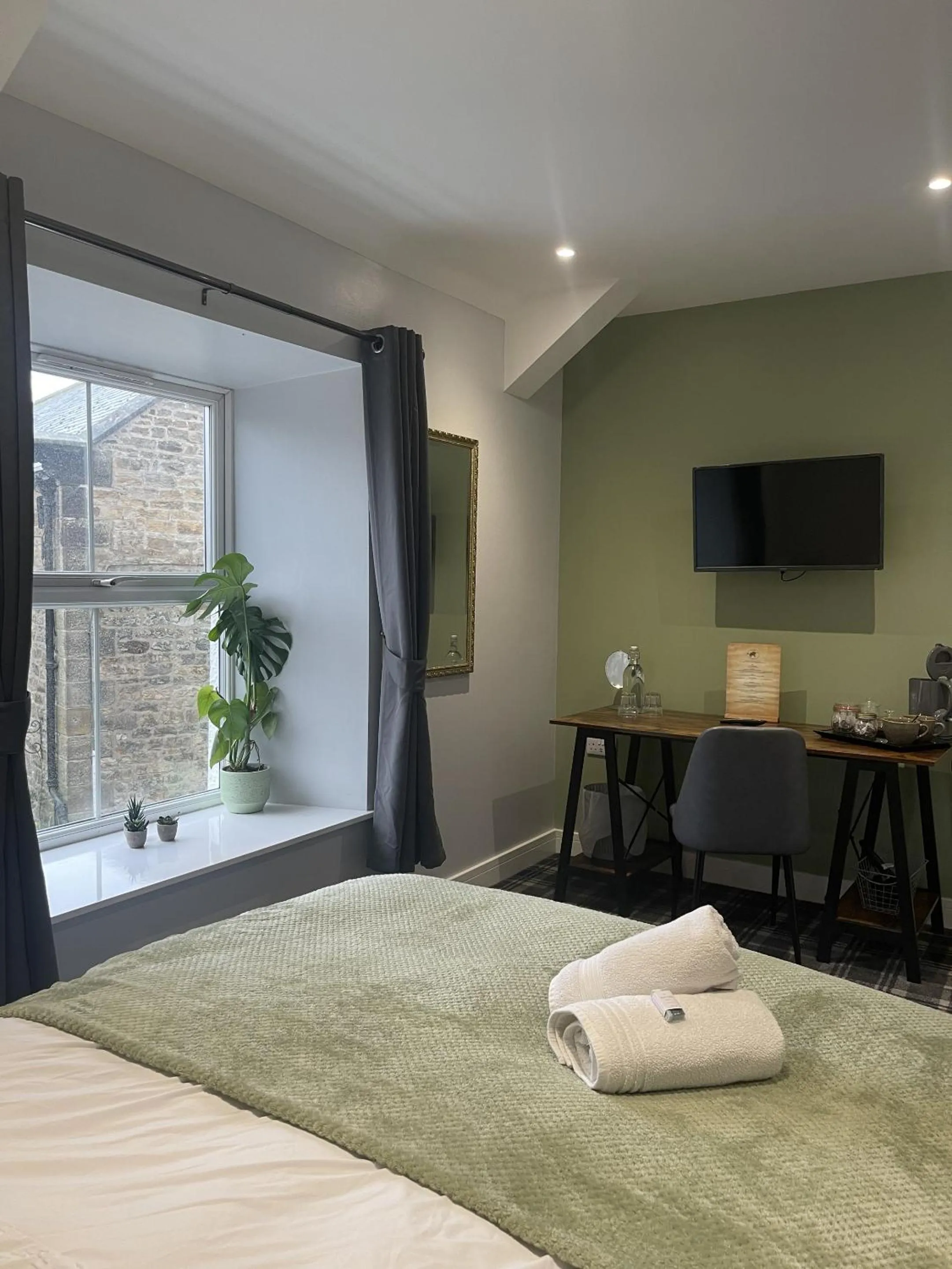 Bathroom, Bed in Black Bull Hotel