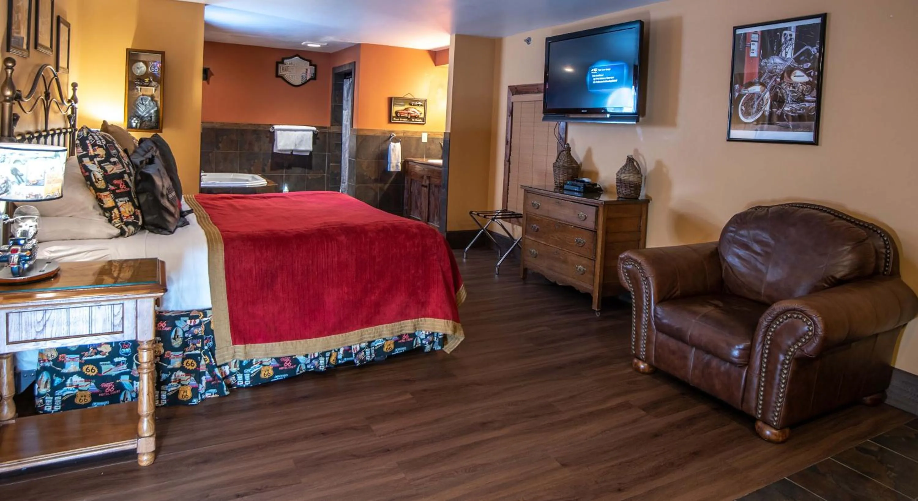 Bedroom, Bed in The Anniversary Inn - Logan