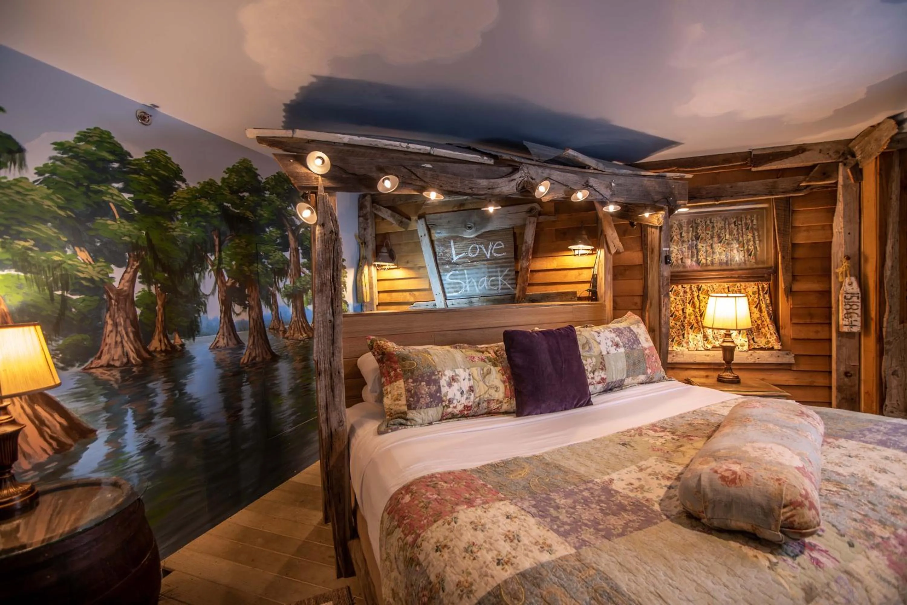 Bedroom, Bed in The Anniversary Inn - Logan