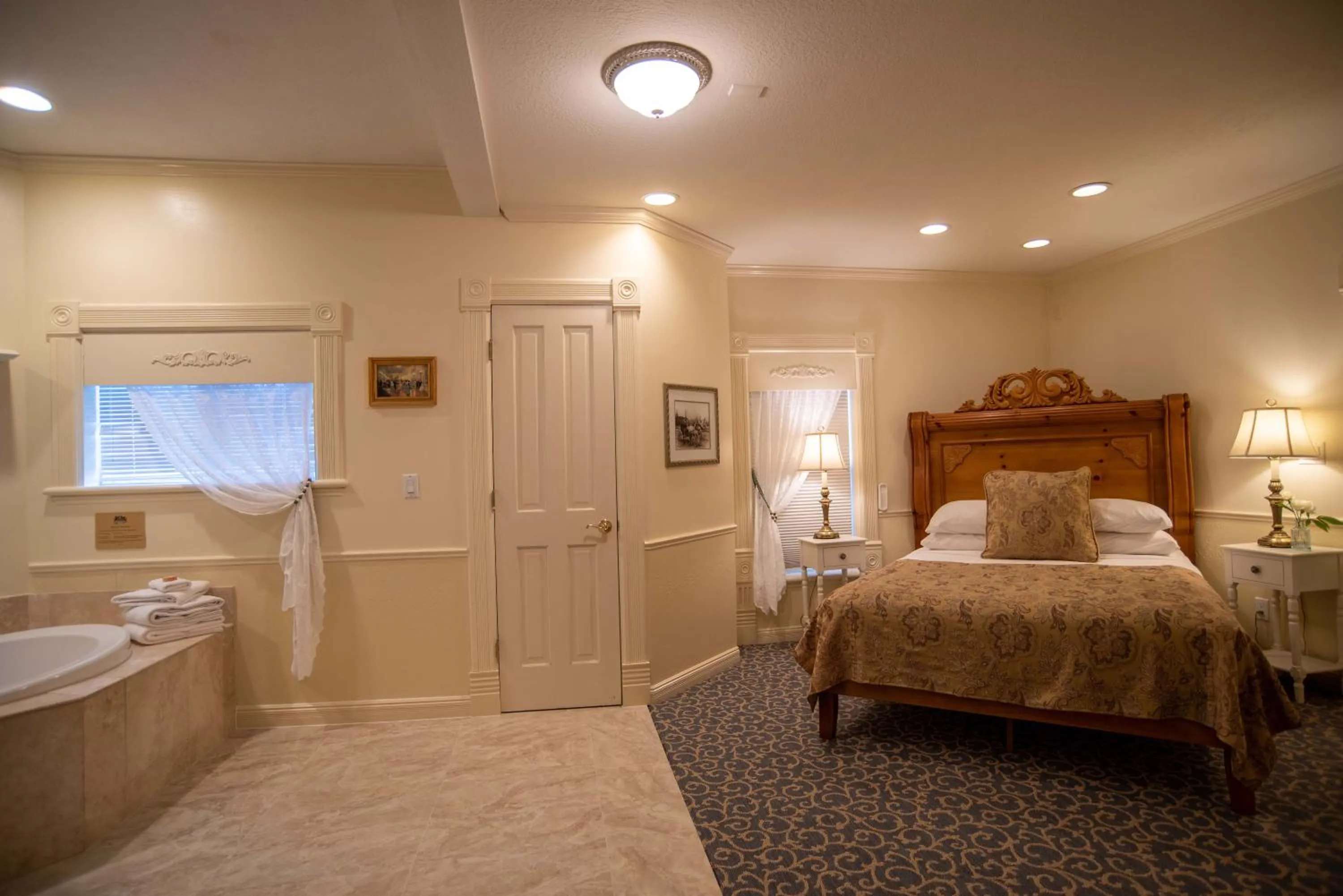 Bed in The Anniversary Inn - Logan