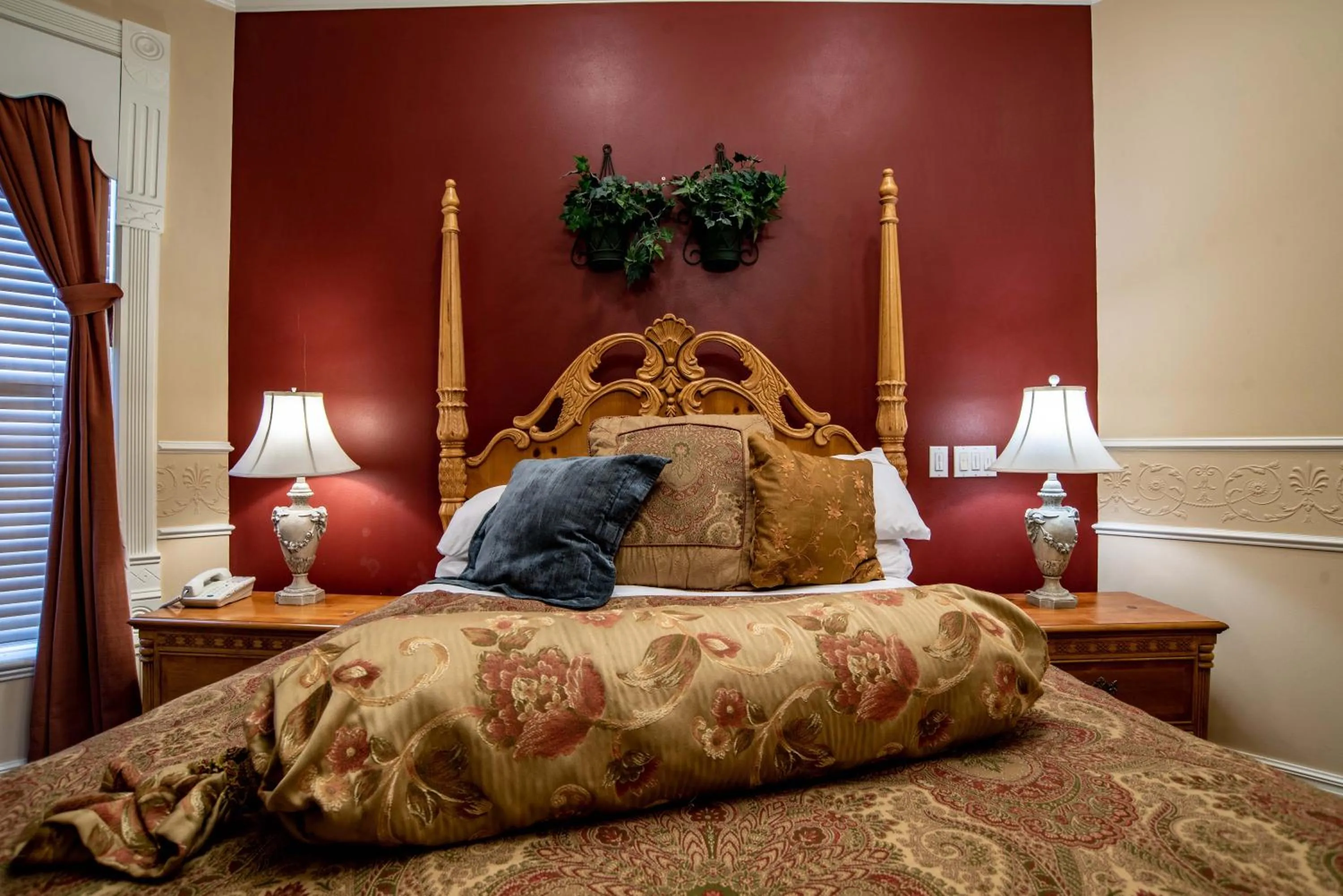 Bed in The Anniversary Inn - Logan