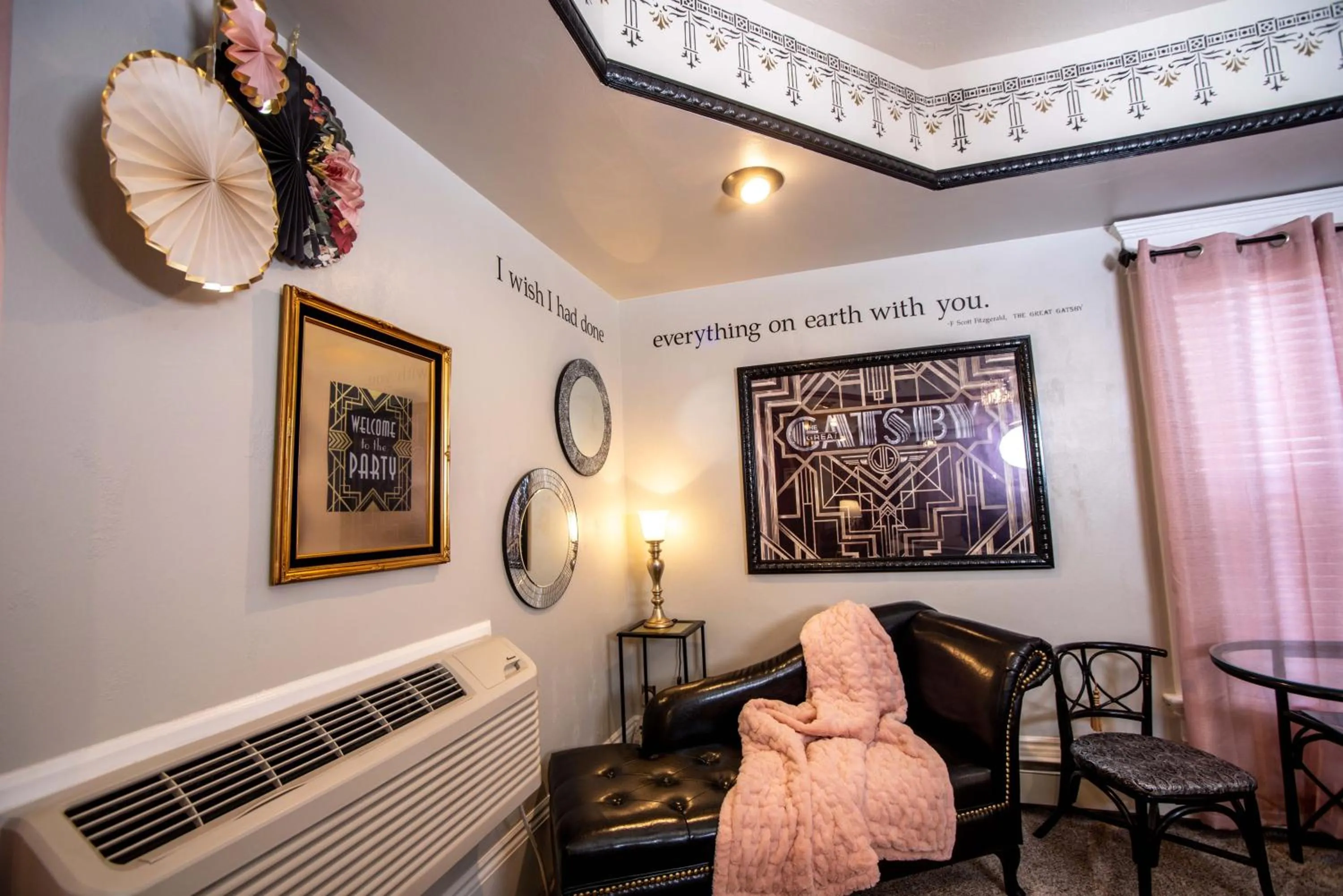 Seating area in The Anniversary Inn - Logan