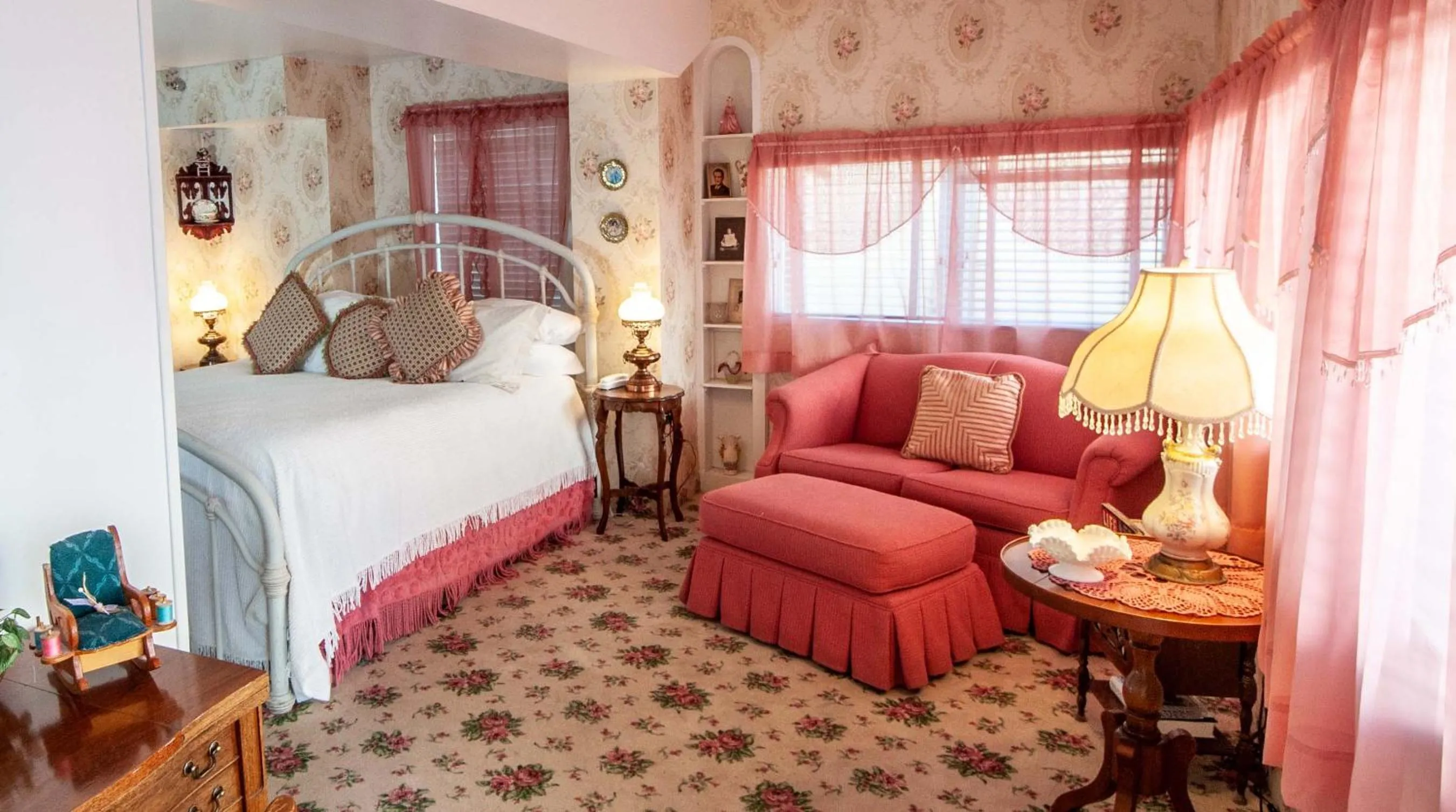 Bedroom, Bed in The Anniversary Inn - Logan