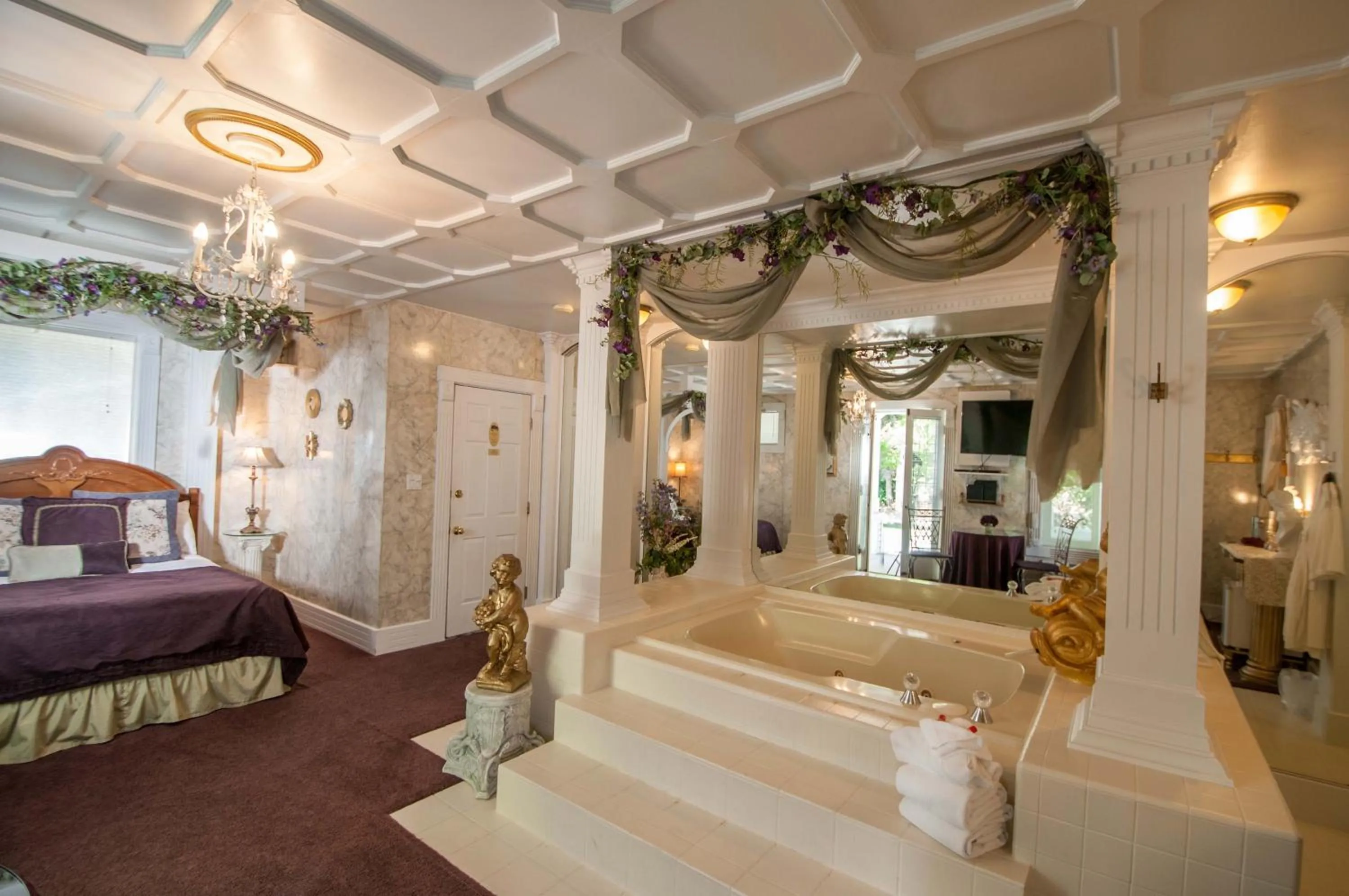 Bath, Bed in The Anniversary Inn - Logan