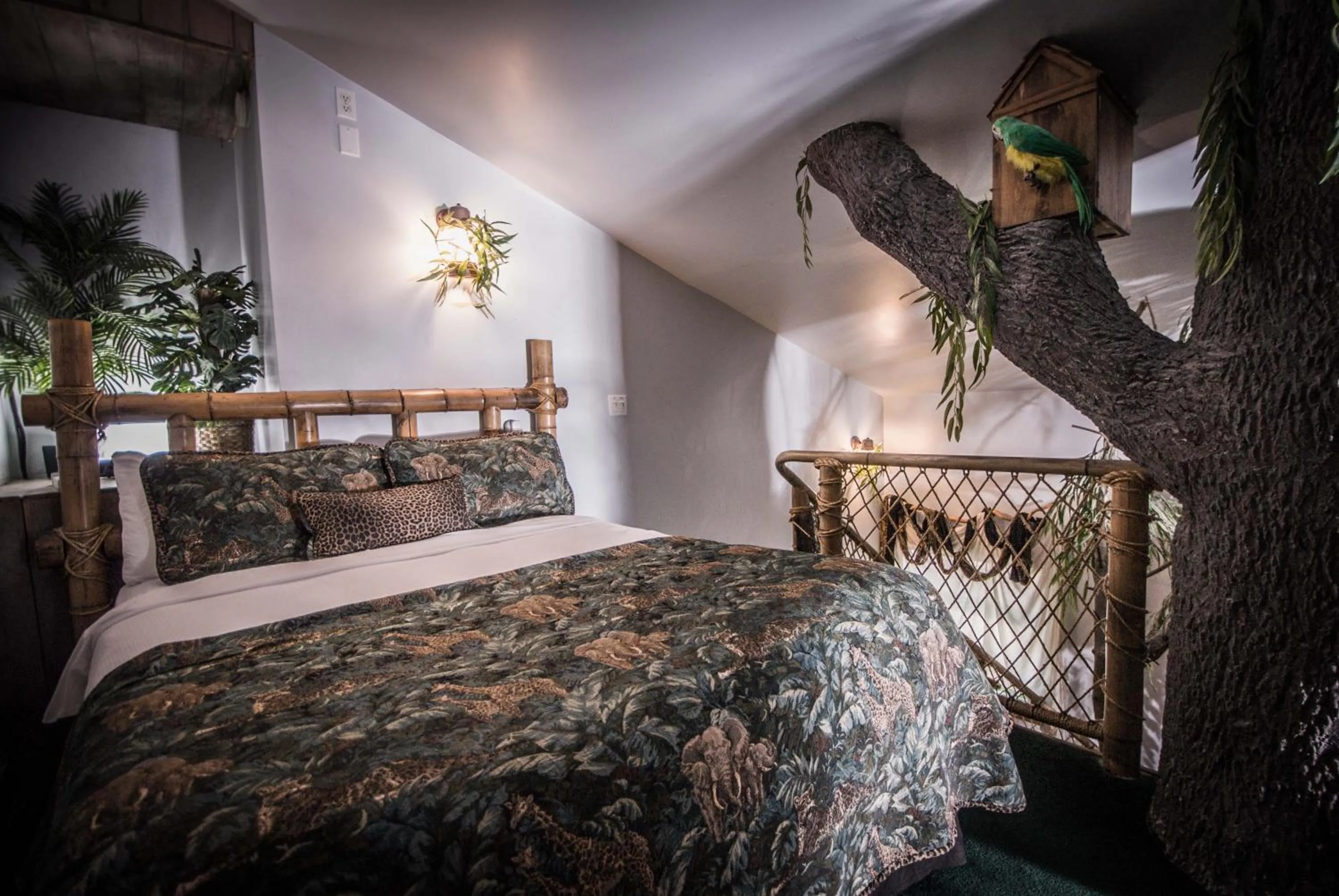 Bedroom, Bed in The Anniversary Inn - Logan