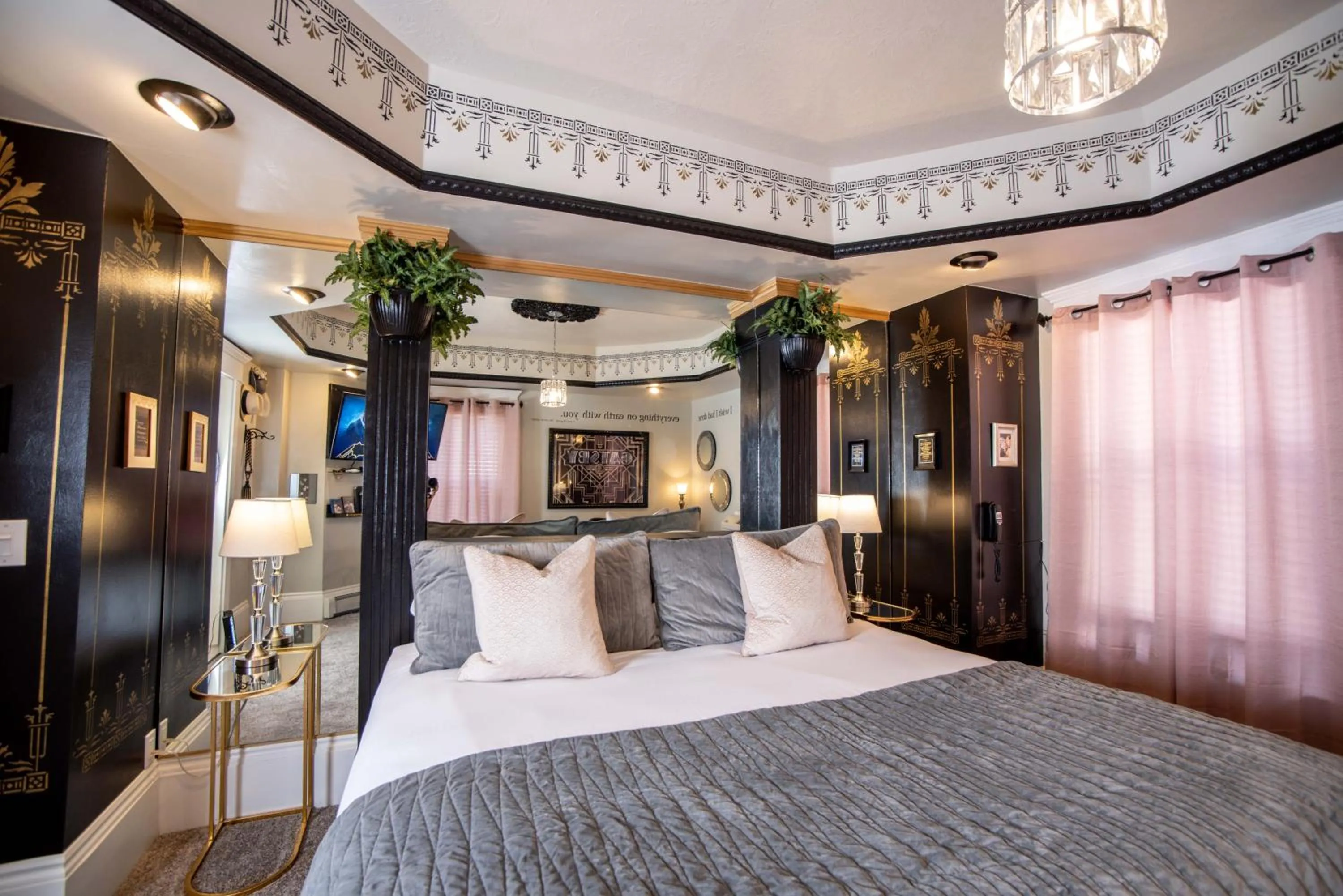 Bedroom, Bed in The Anniversary Inn - Logan