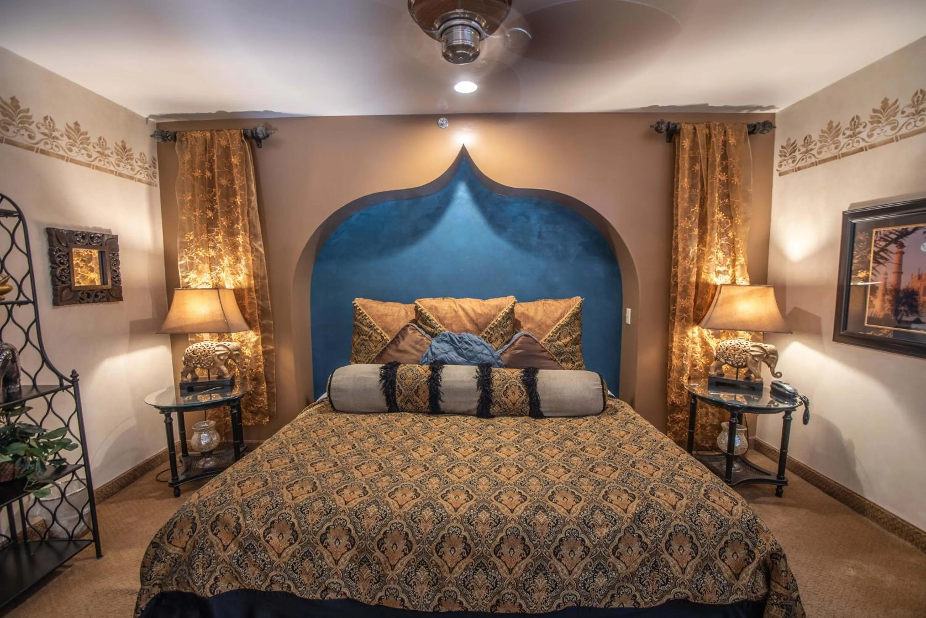 Bed in The Anniversary Inn - Logan