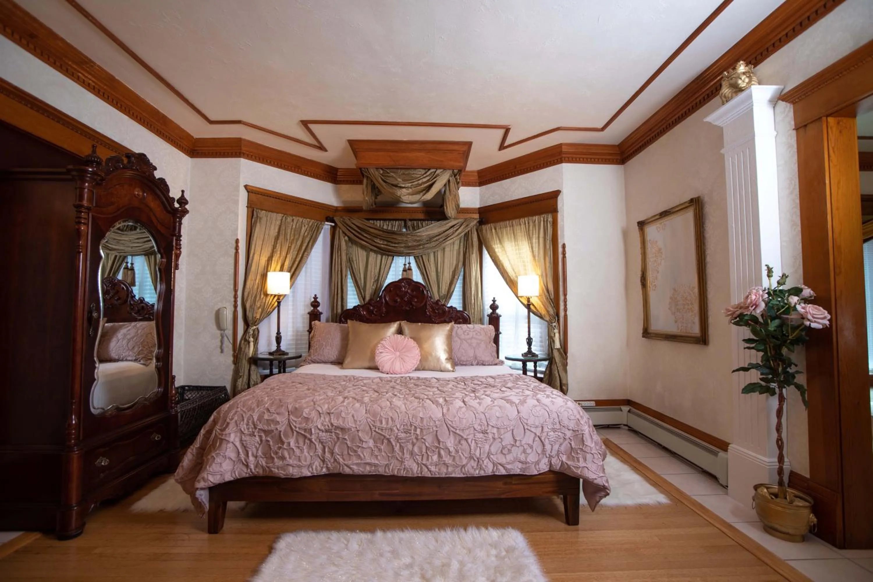 Bedroom, Bed in The Anniversary Inn - Logan