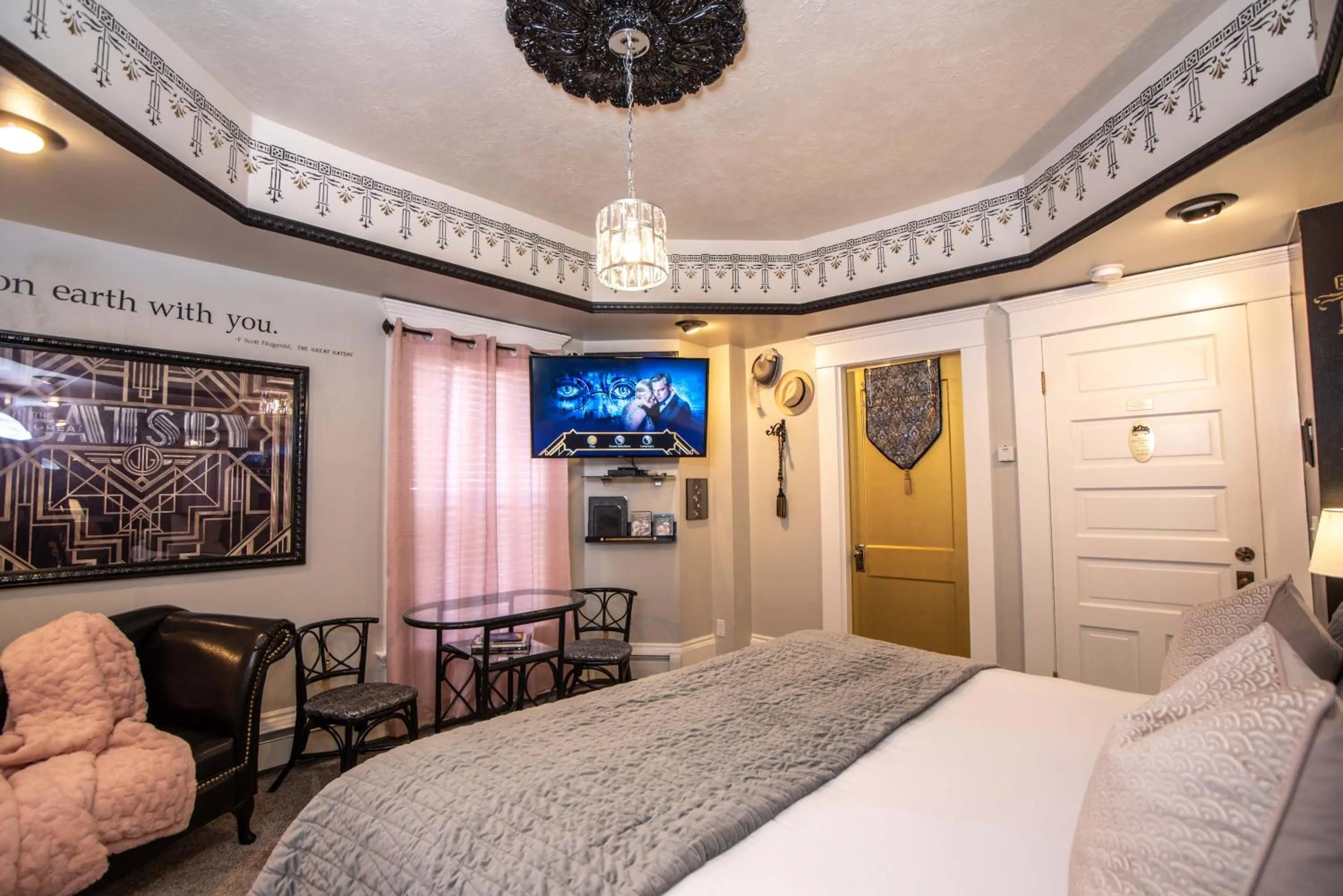 Bedroom, Bed in The Anniversary Inn - Logan