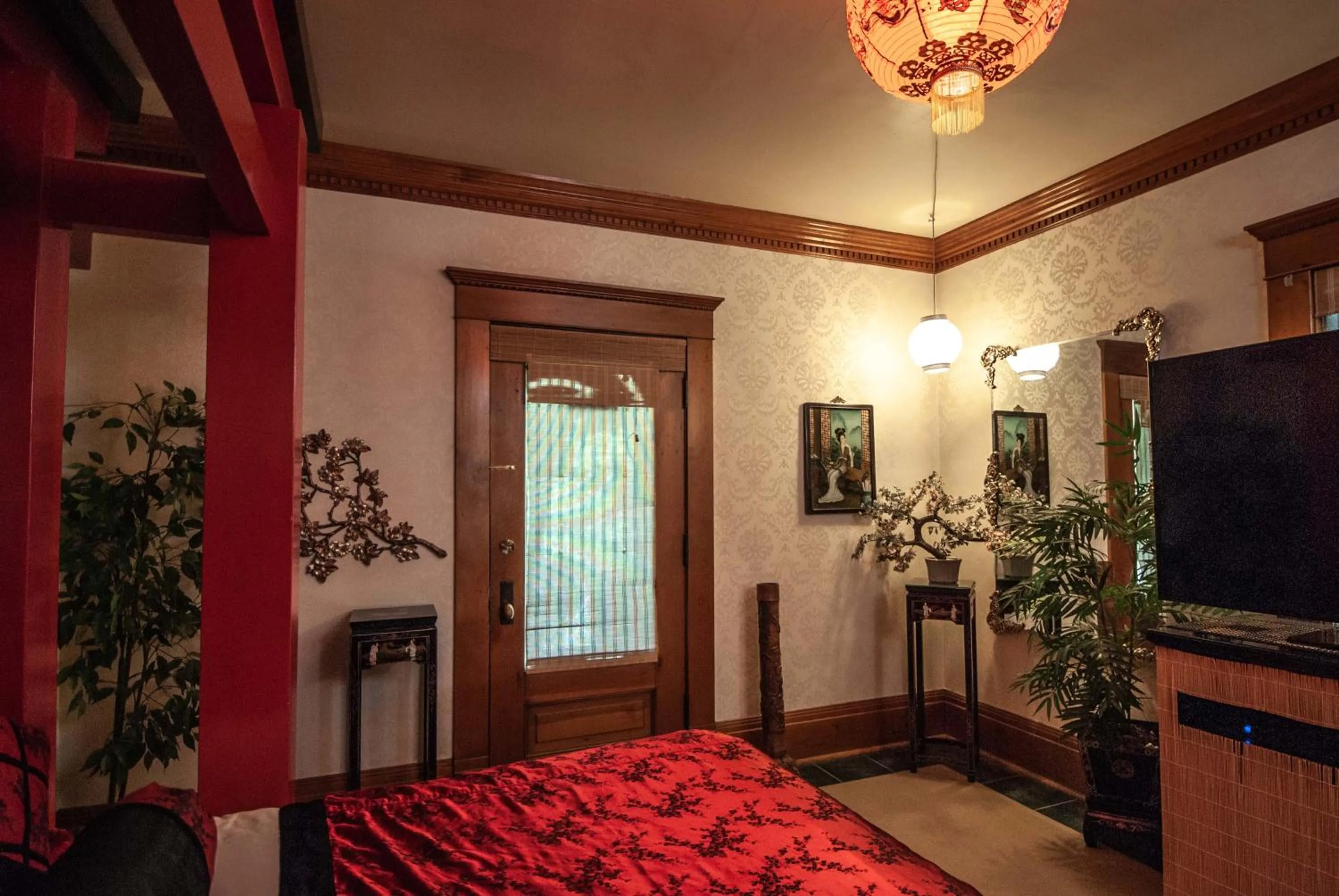 Decorative detail, Bed in The Anniversary Inn - Logan