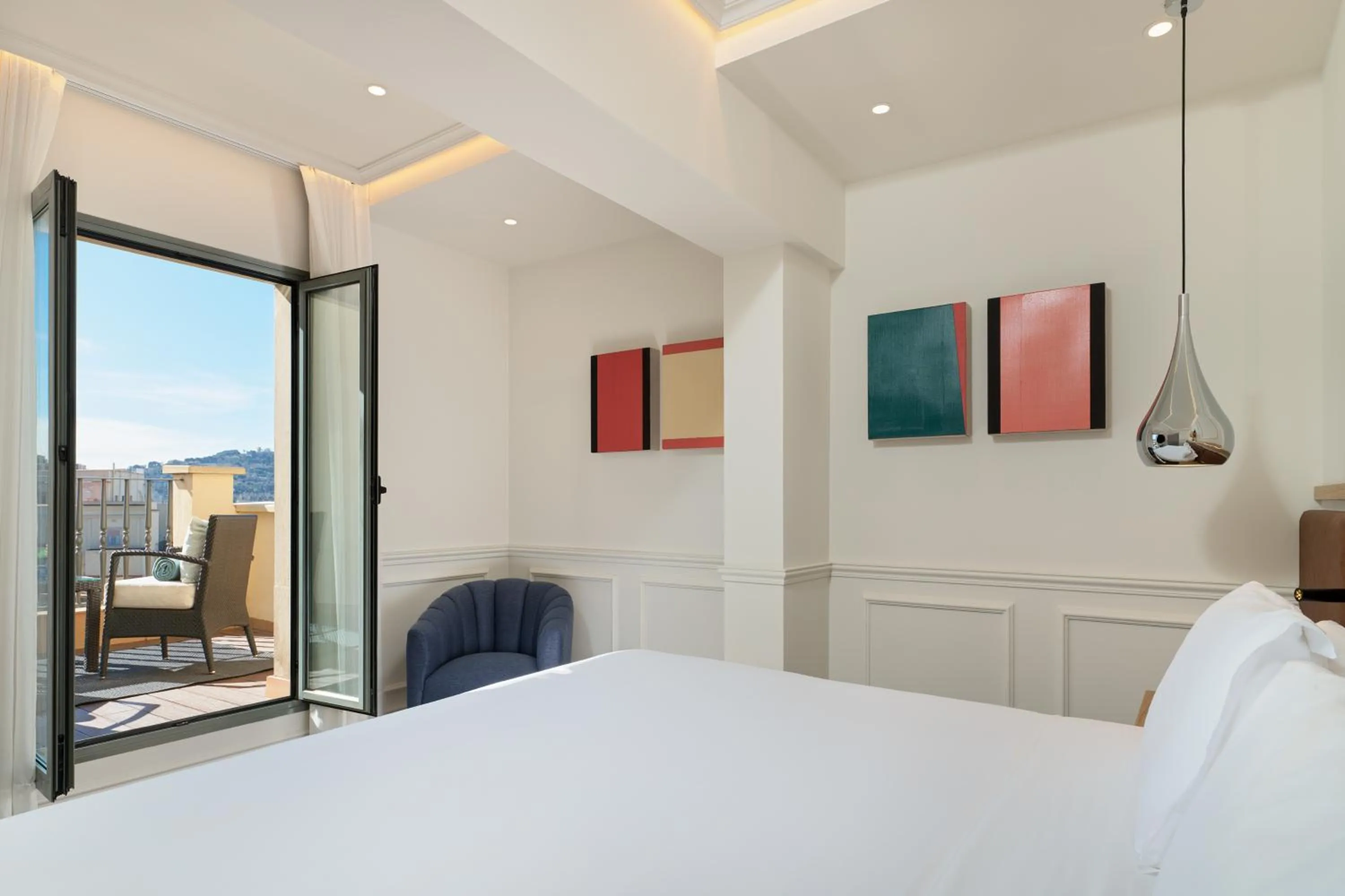 Photo of the whole room, Bed in H10 Universitat