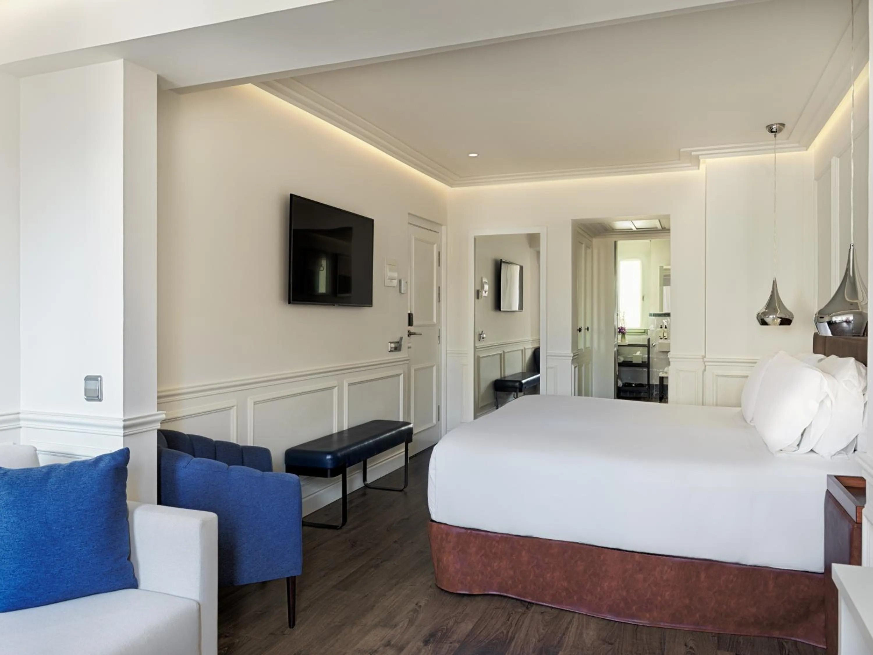 Photo of the whole room, Bed in H10 Universitat