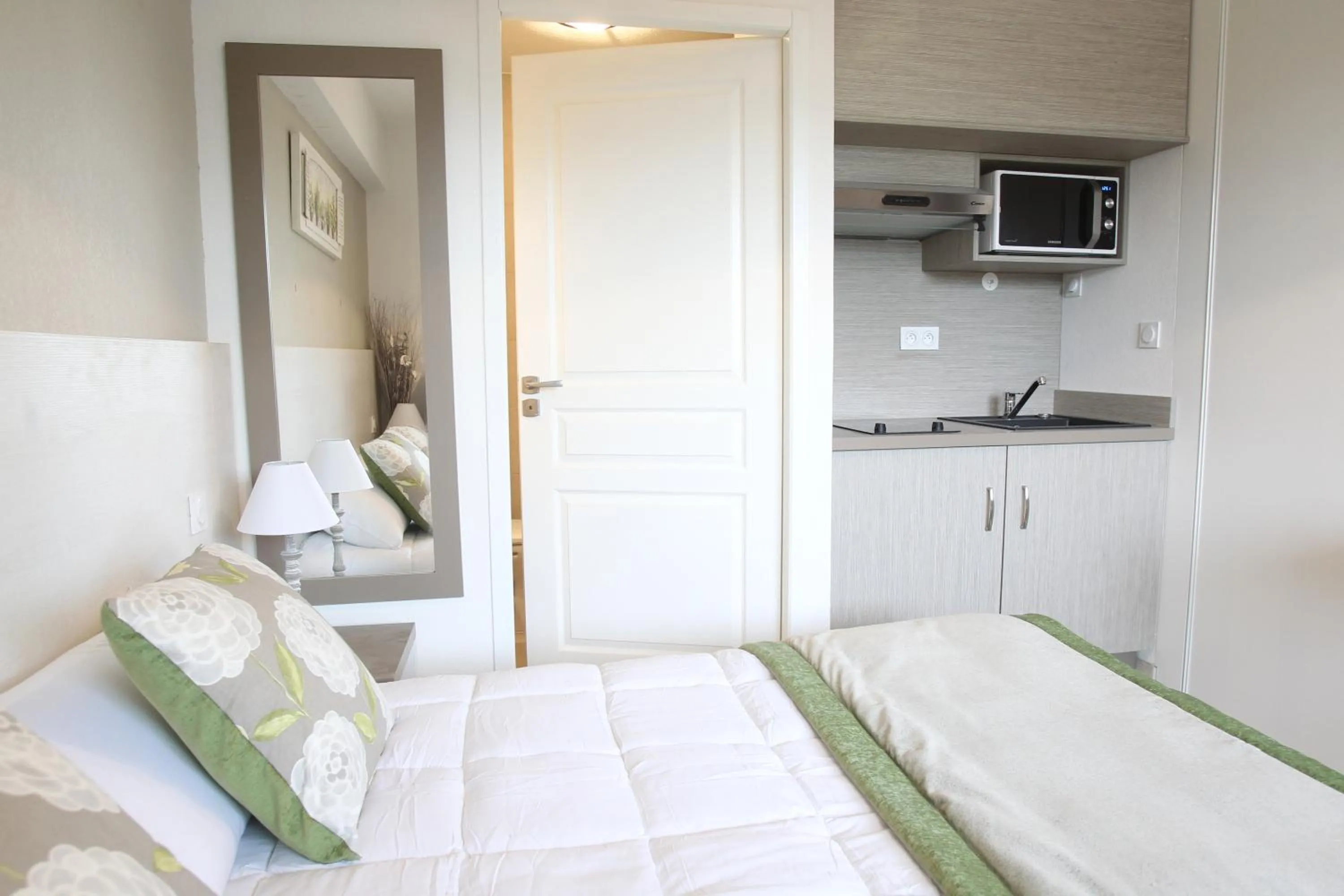 Kitchen or kitchenette, Bed in Residhotel Résidence Pont du Gard