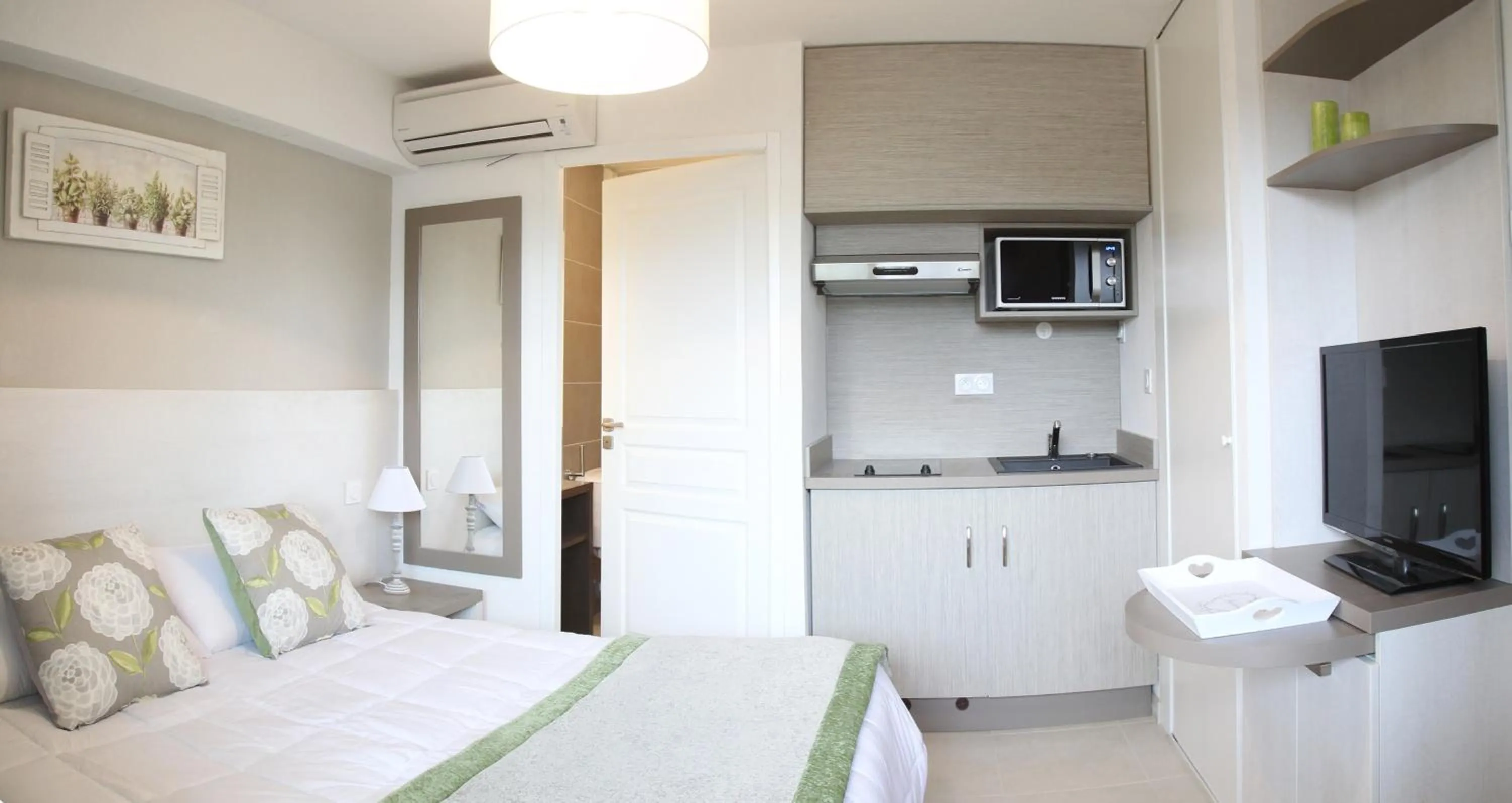 Kitchen or kitchenette, Bed in Residhotel Résidence Pont du Gard