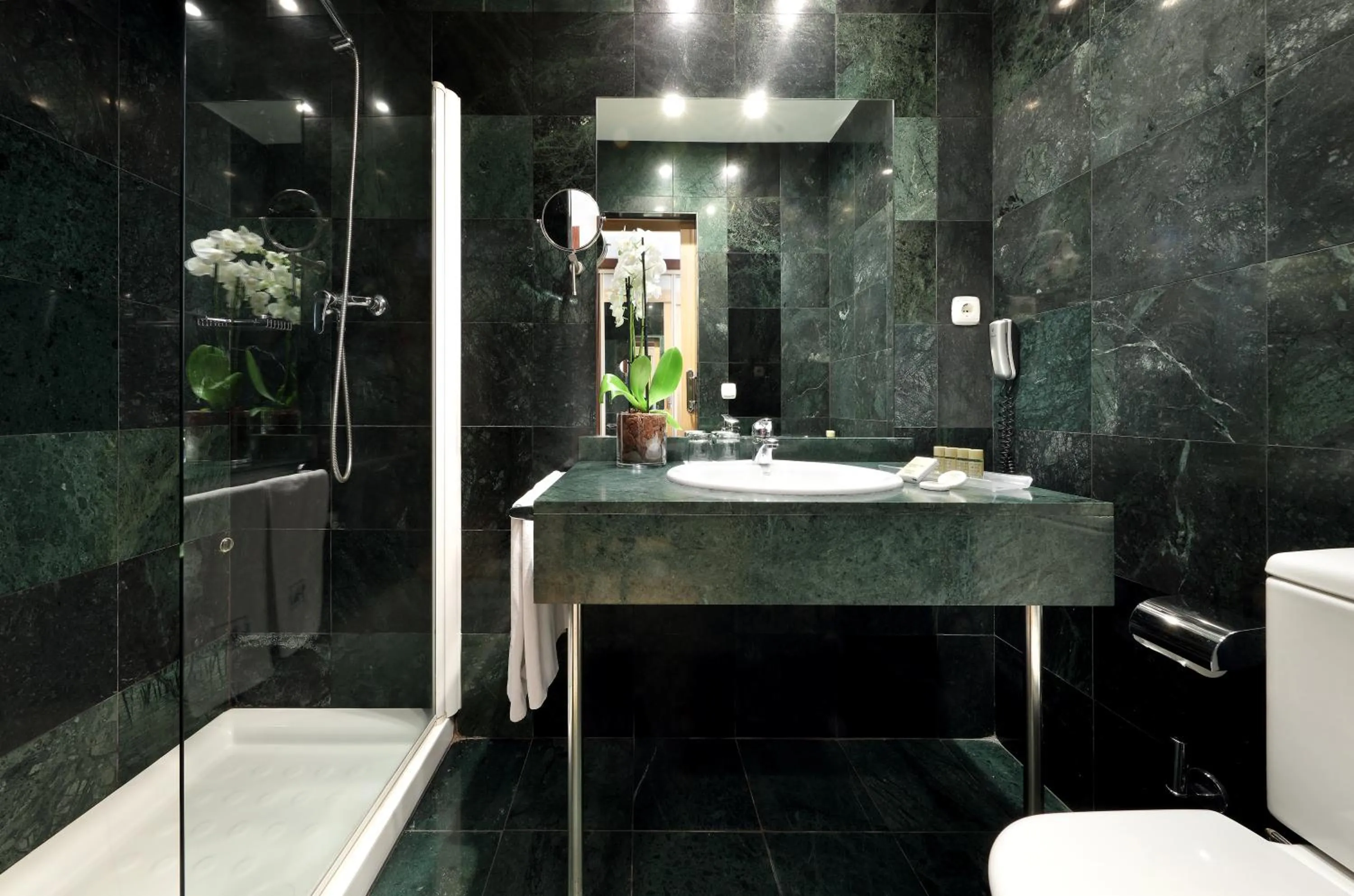 Shower in Exe Tartessos