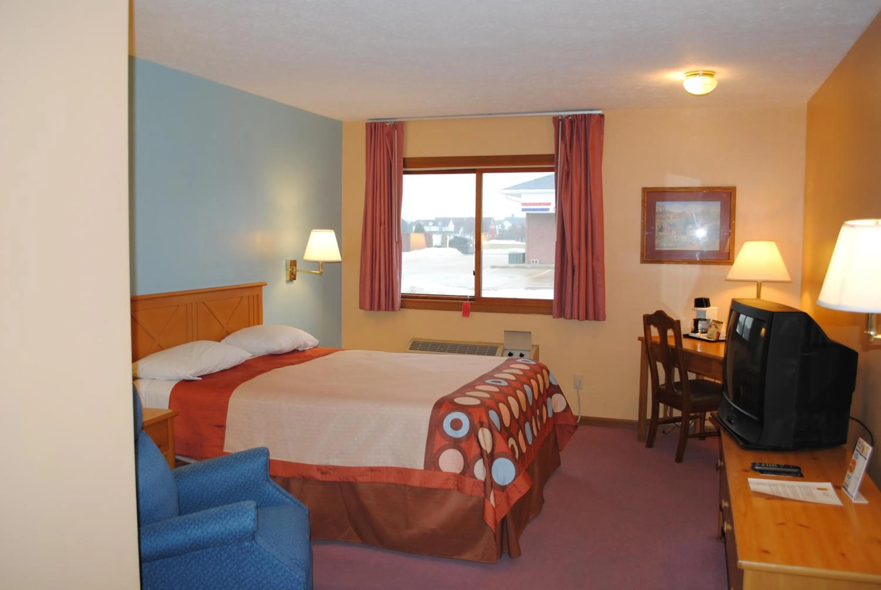 Bedroom, Bed in Super 8 by Wyndham Shipshewana