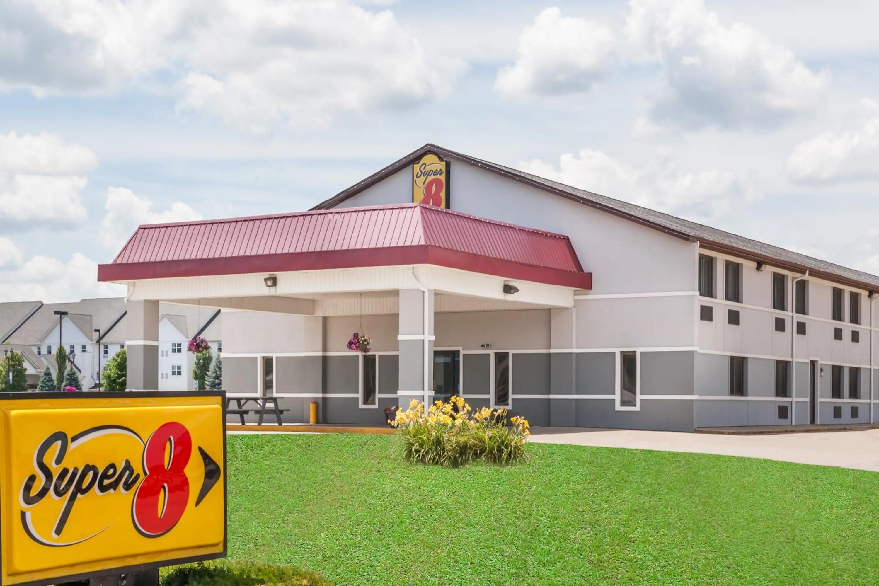 Facade/entrance in Super 8 by Wyndham Shipshewana