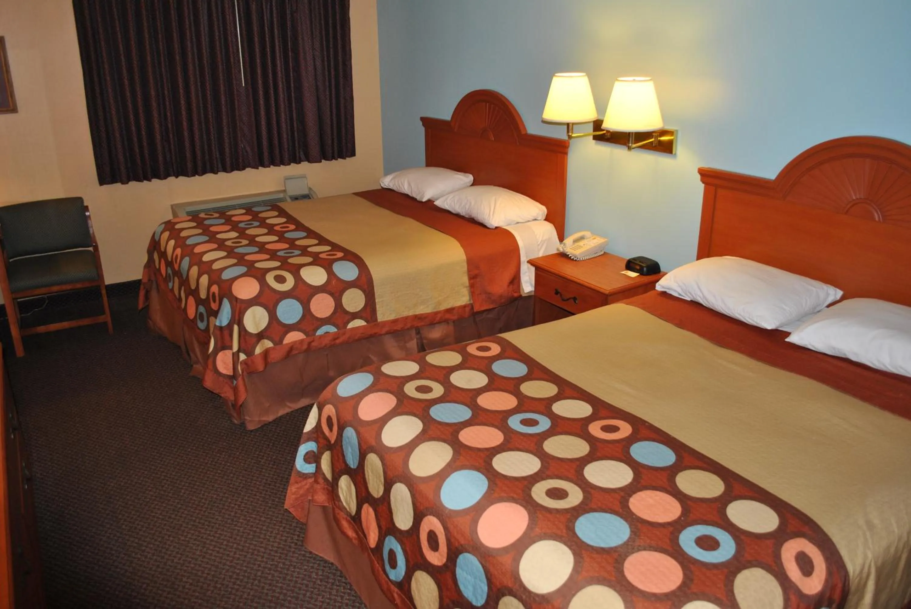 Bedroom, Bed in Super 8 by Wyndham Shipshewana