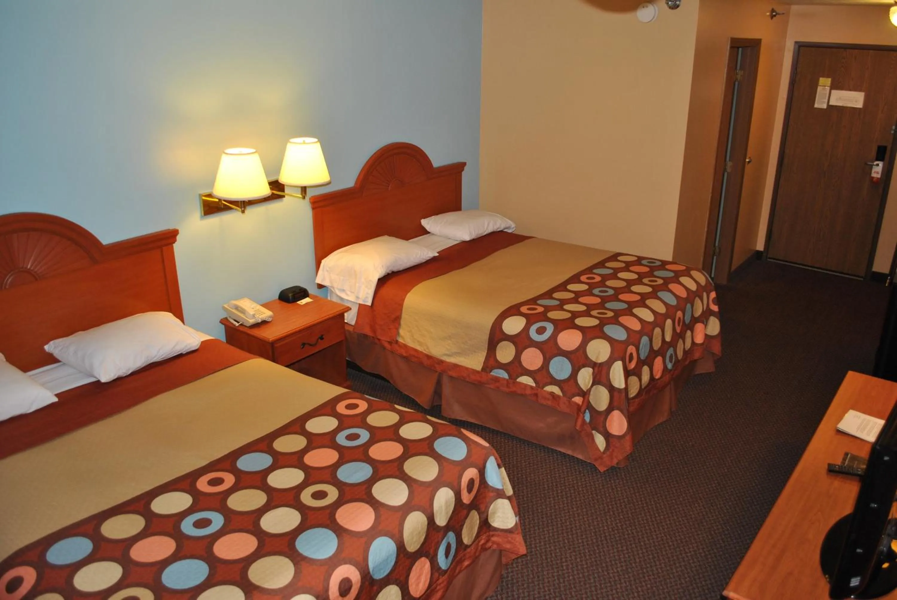 Bedroom, Bed in Super 8 by Wyndham Shipshewana