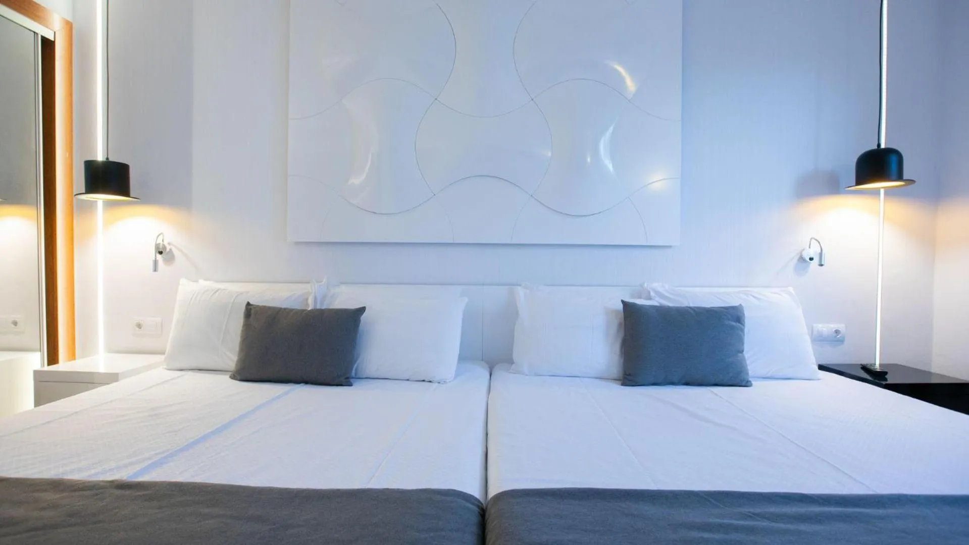 Photo of the whole room, Bed in Evenia Rocafort