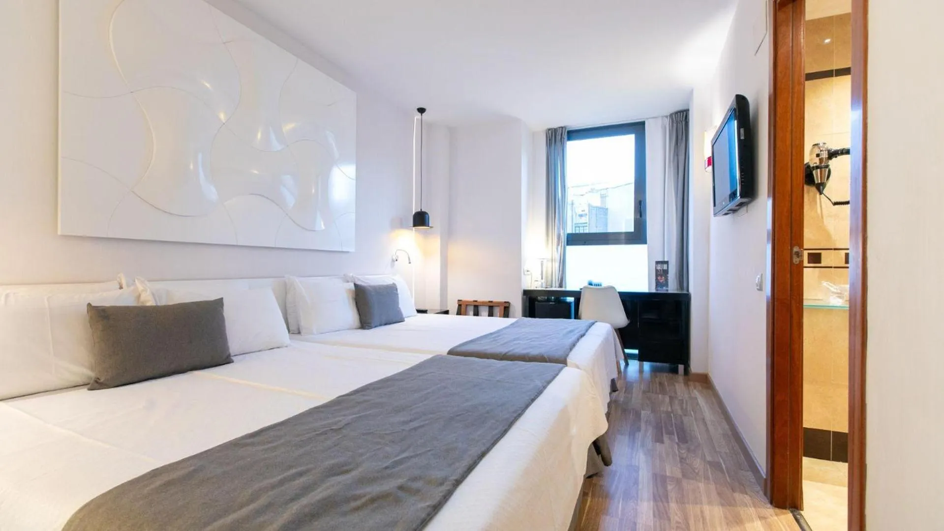 Photo of the whole room, Bed in Evenia Rocafort