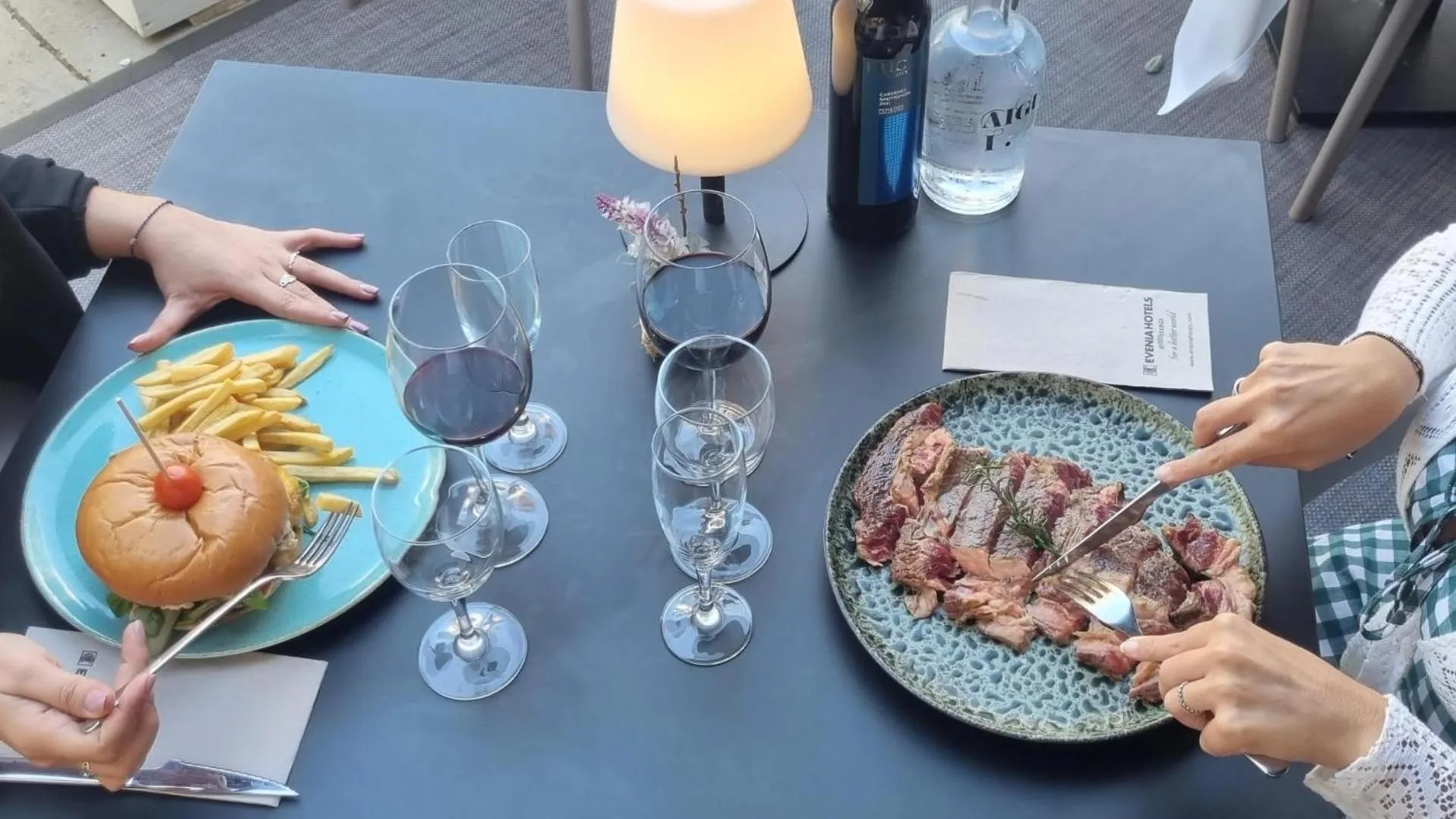 Restaurant/places to eat in Evenia Rossello