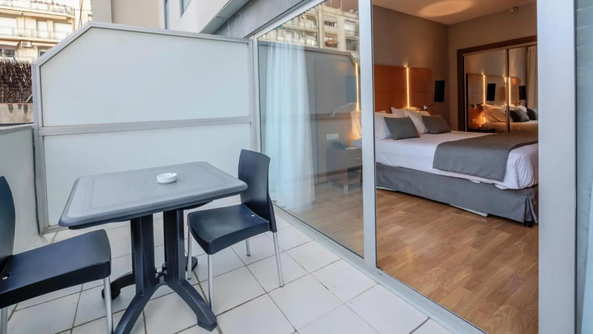 Photo of the whole room, Bed in Evenia Rossello