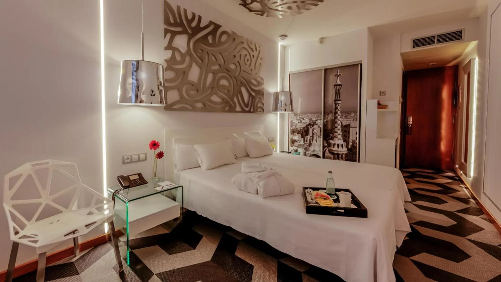 Photo of the whole room, Bed in Evenia Rossello