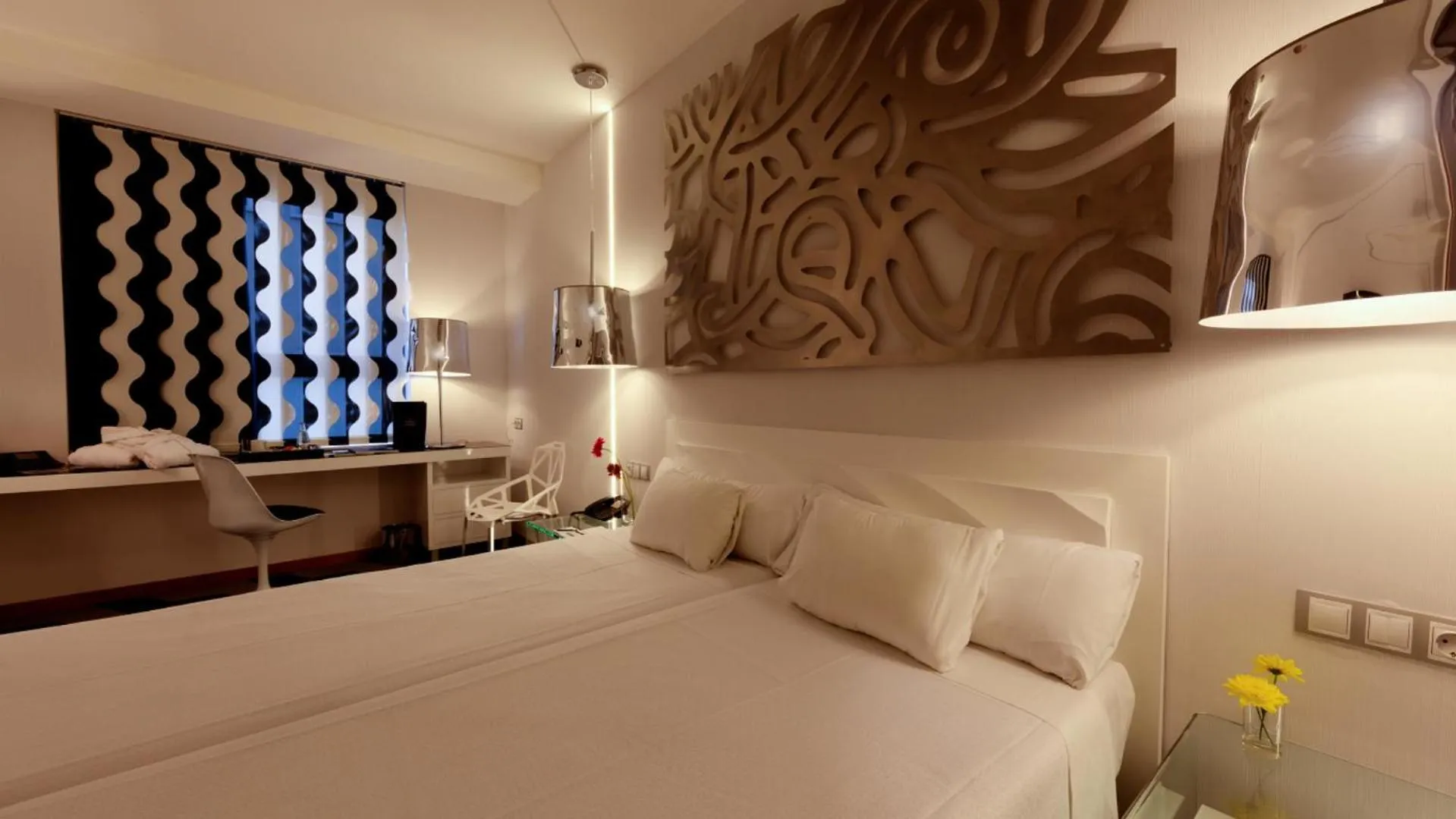 Photo of the whole room, Bed in Evenia Rossello