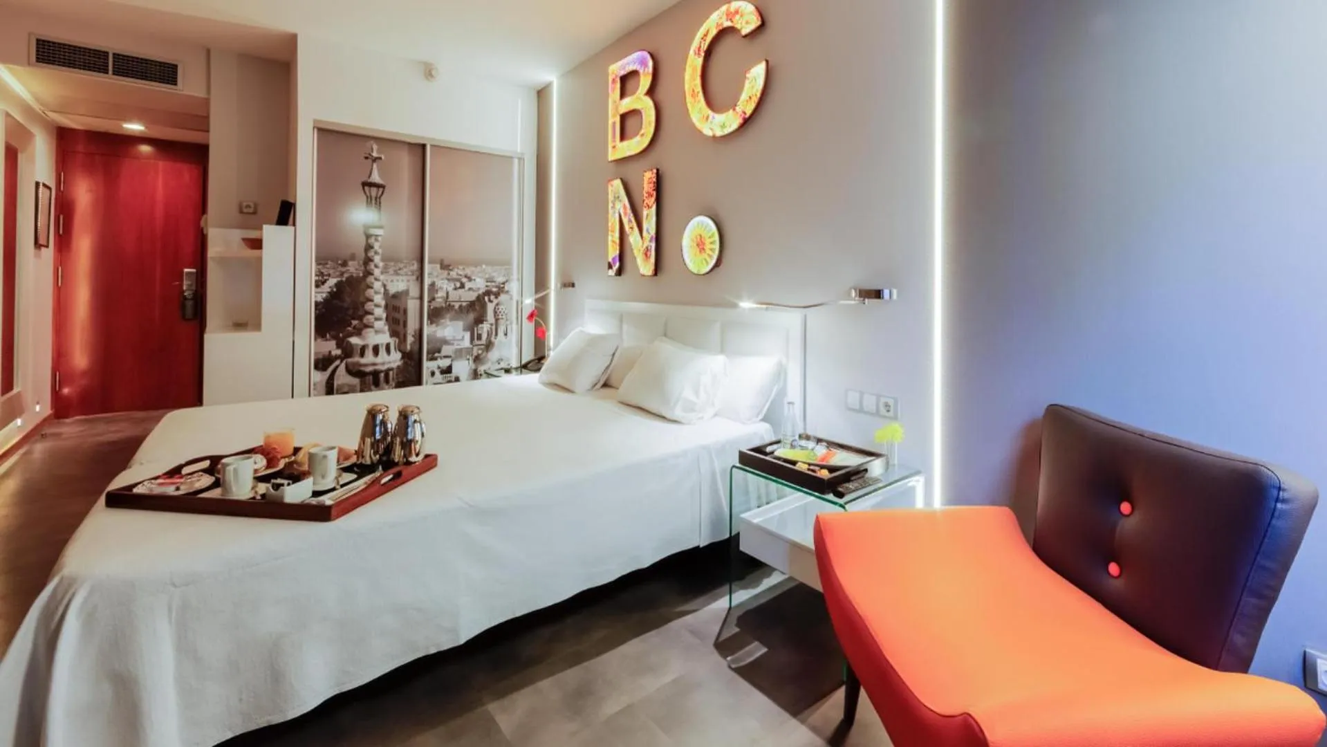 Photo of the whole room, Bed in Evenia Rossello