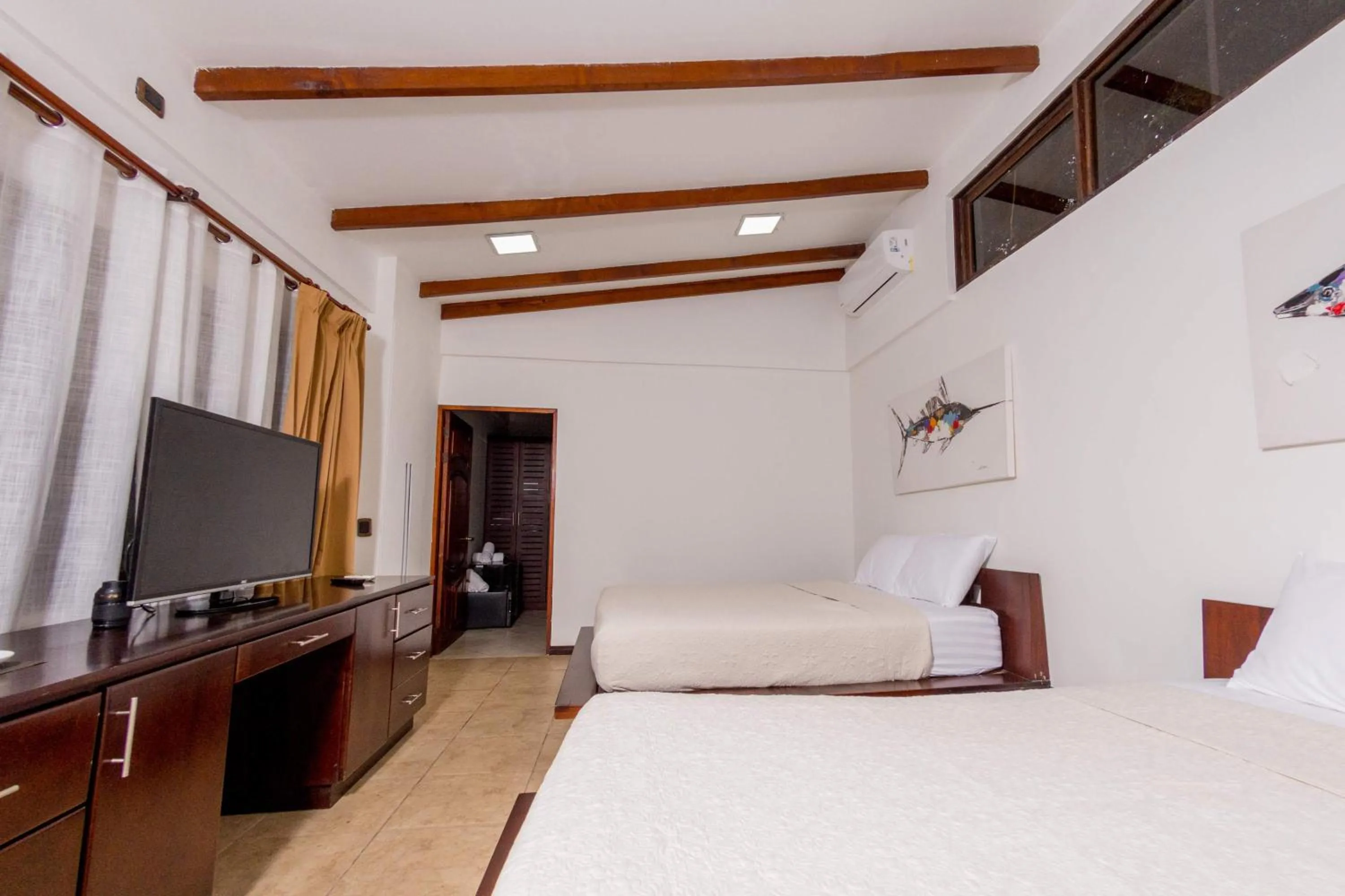 TV and multimedia in Café de Playa Beach Front Hotel