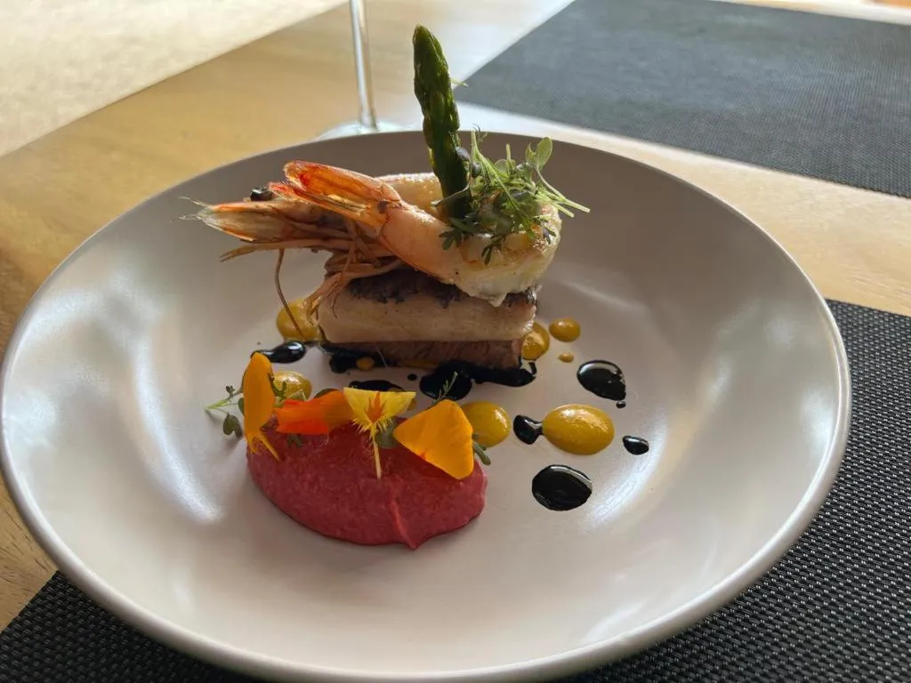 Restaurant/places to eat in Café de Playa Beach Front Hotel