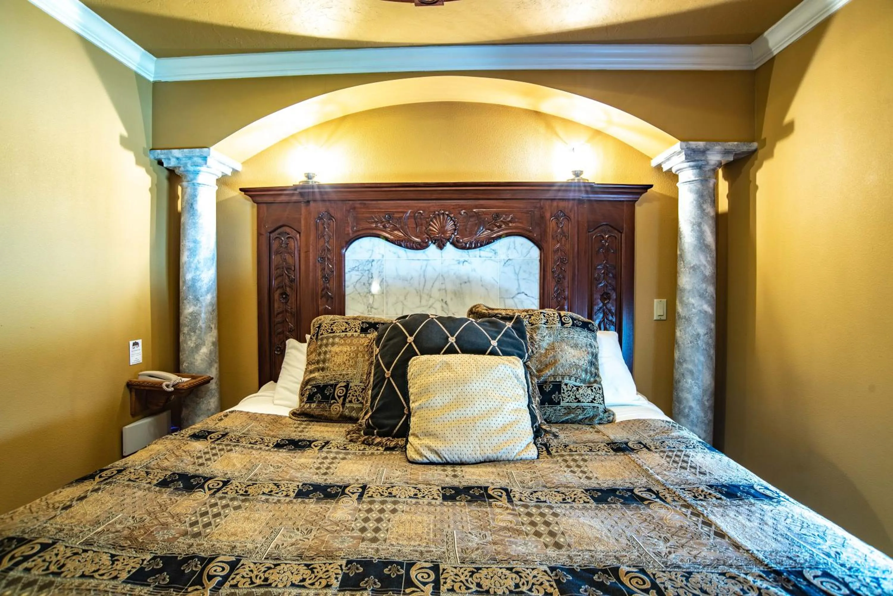 Bed in The Anniversary Inn - Boise