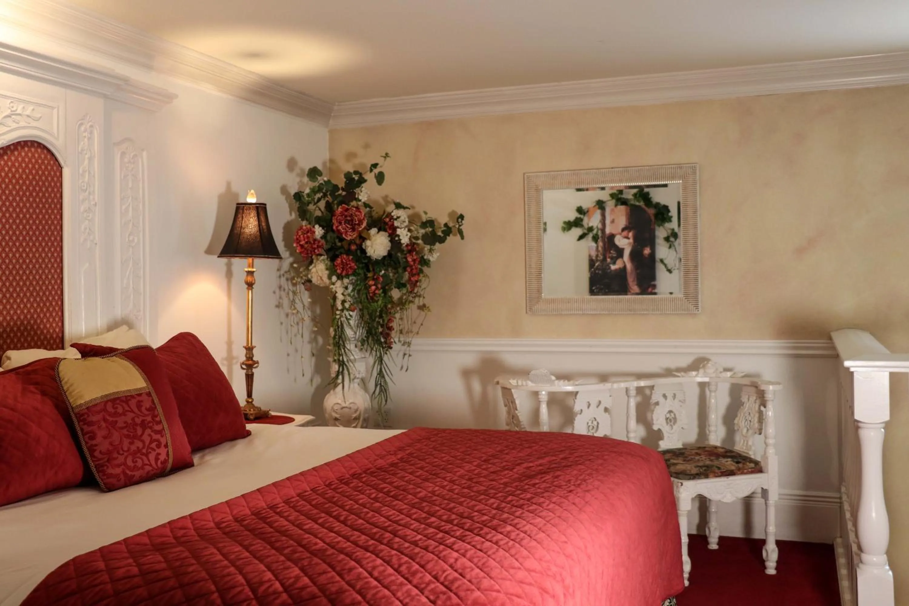 Bedroom, Bed in The Anniversary Inn - Boise