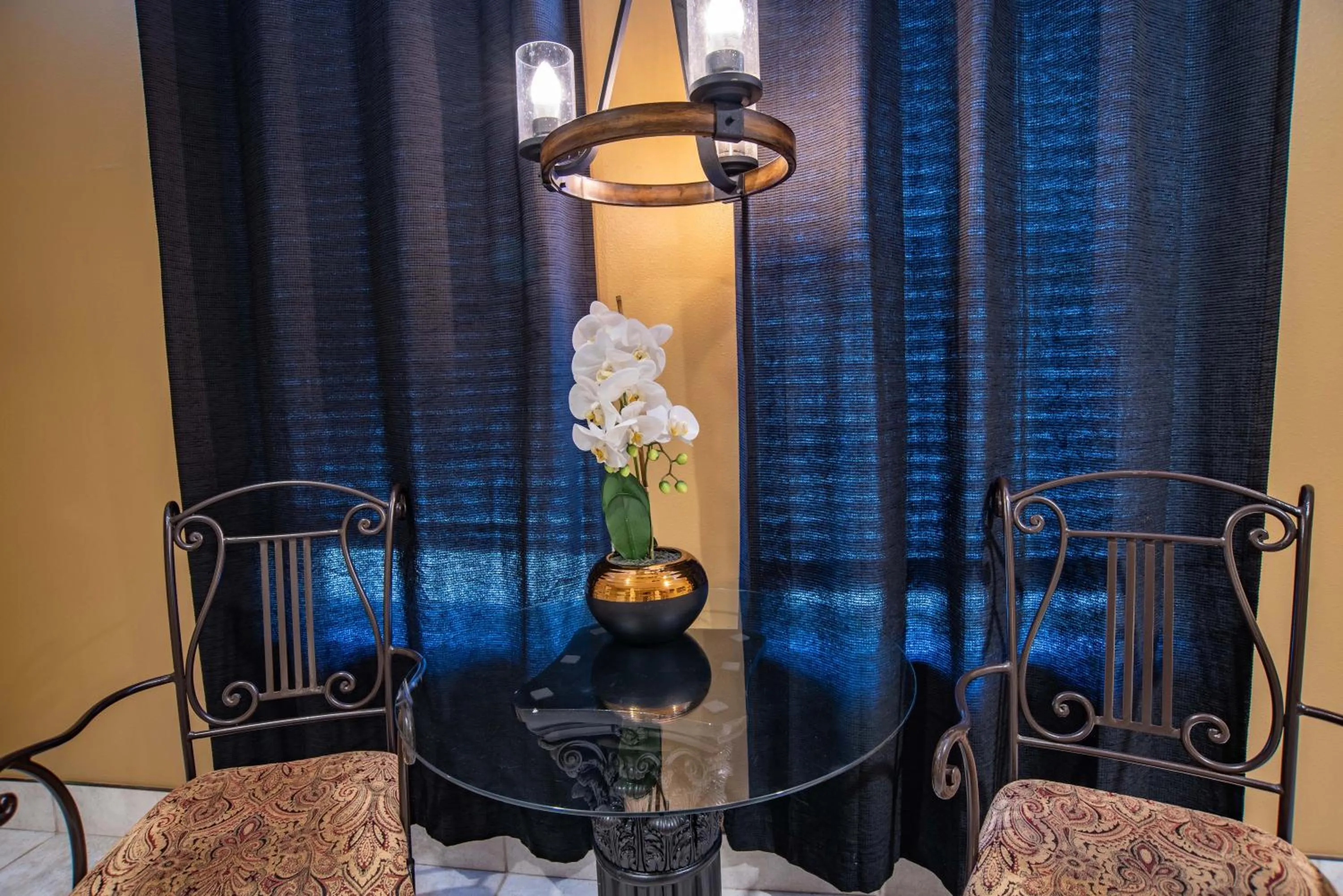 Seating area in The Anniversary Inn - Boise