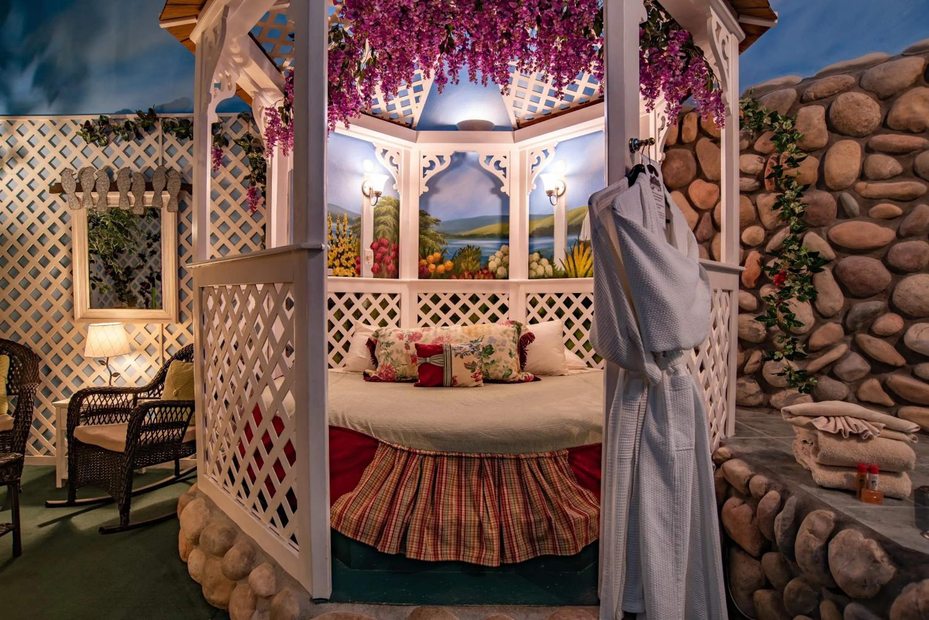 Photo of the whole room, Bed in The Anniversary Inn - Boise