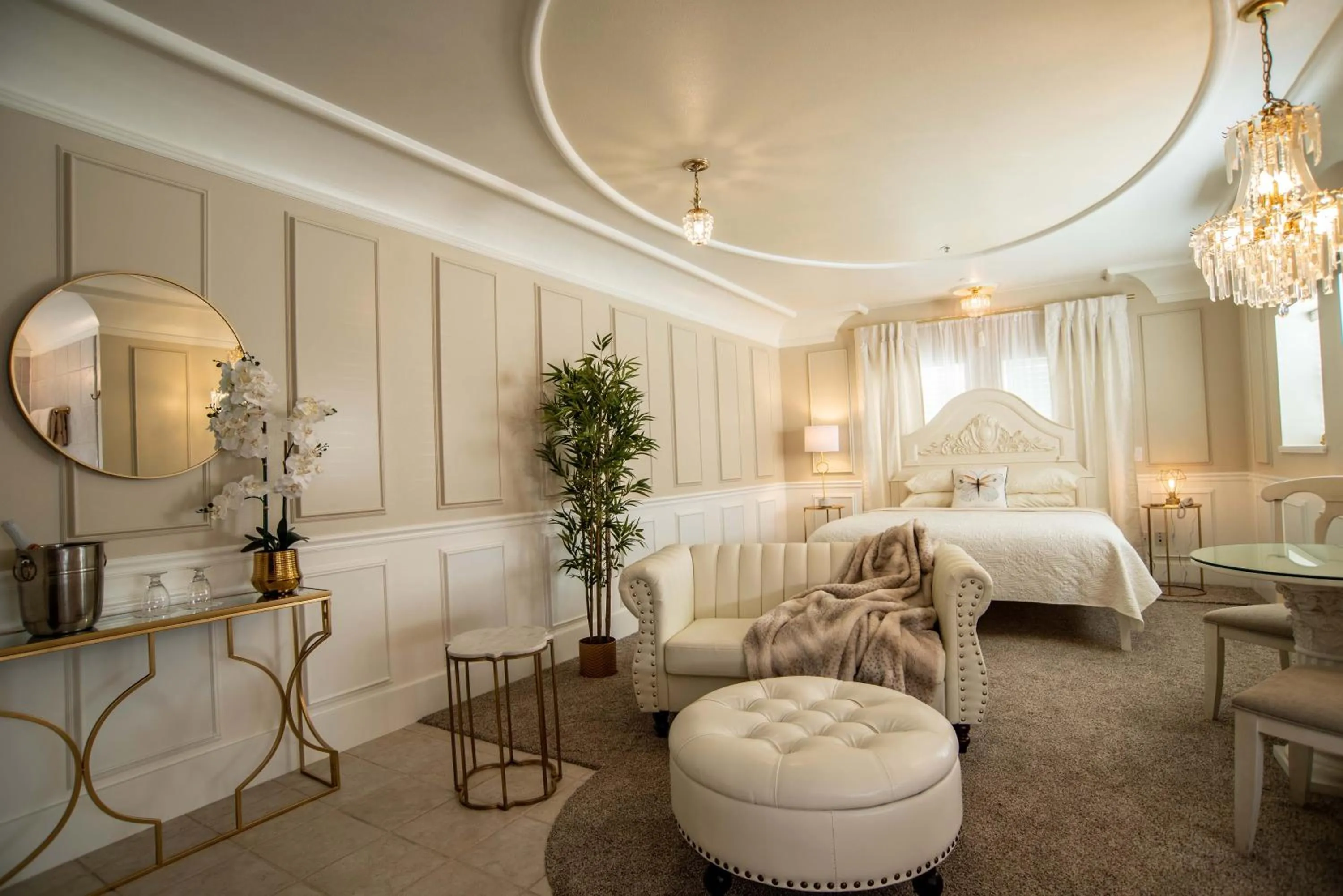 Photo of the whole room, Bed in The Anniversary Inn - Boise