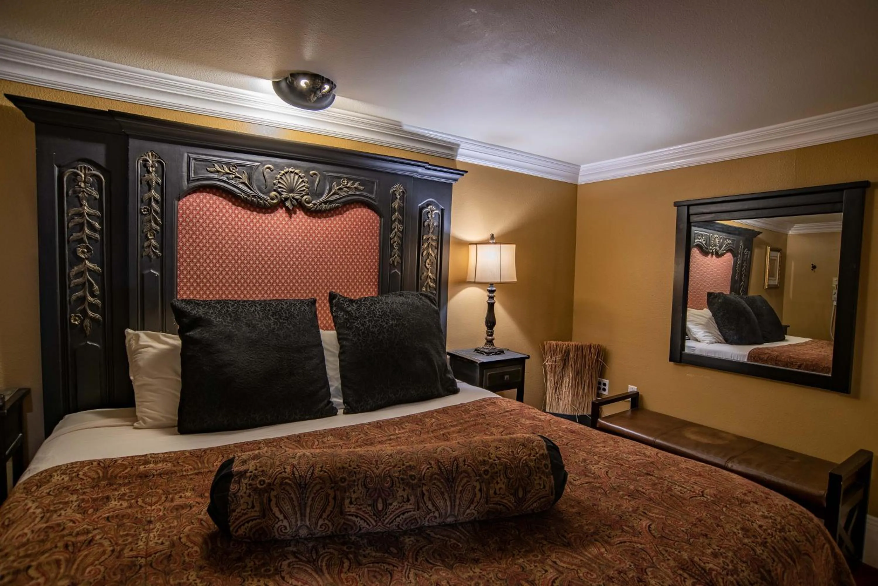 Bedroom, Bed in The Anniversary Inn - Boise