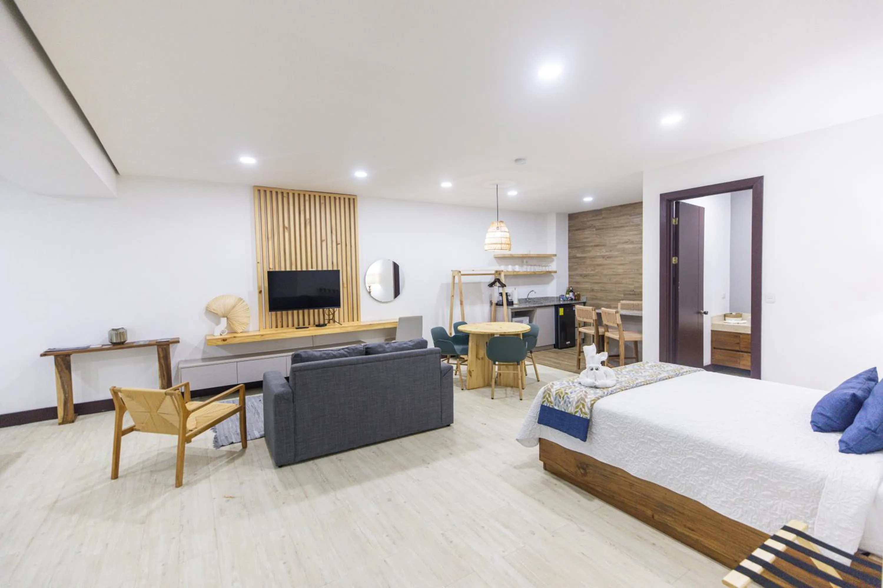 Communal lounge/ TV room, Bed in Paradise Bay Hotel Boutique