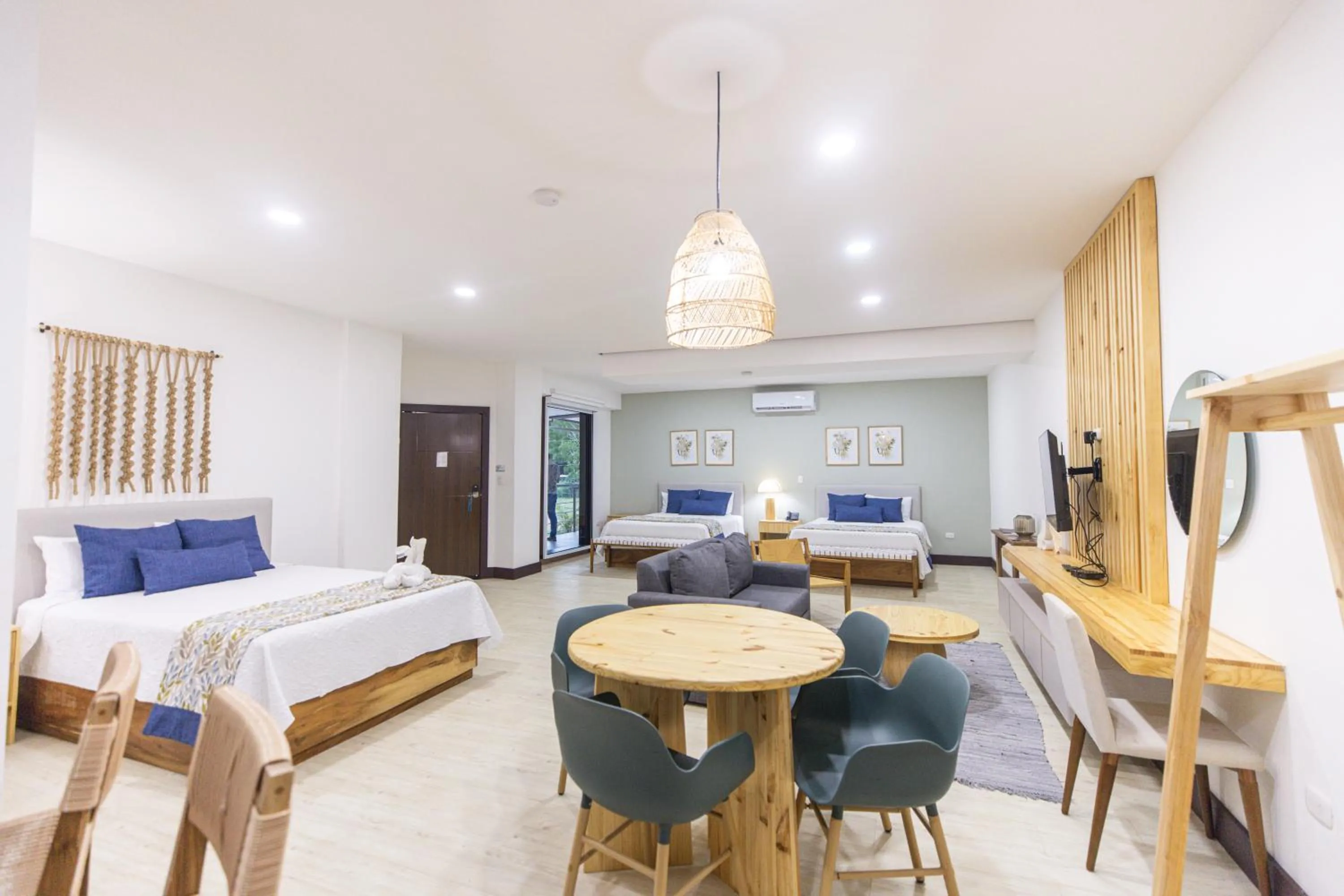 Communal lounge/ TV room, Bed in Paradise Bay Hotel Boutique