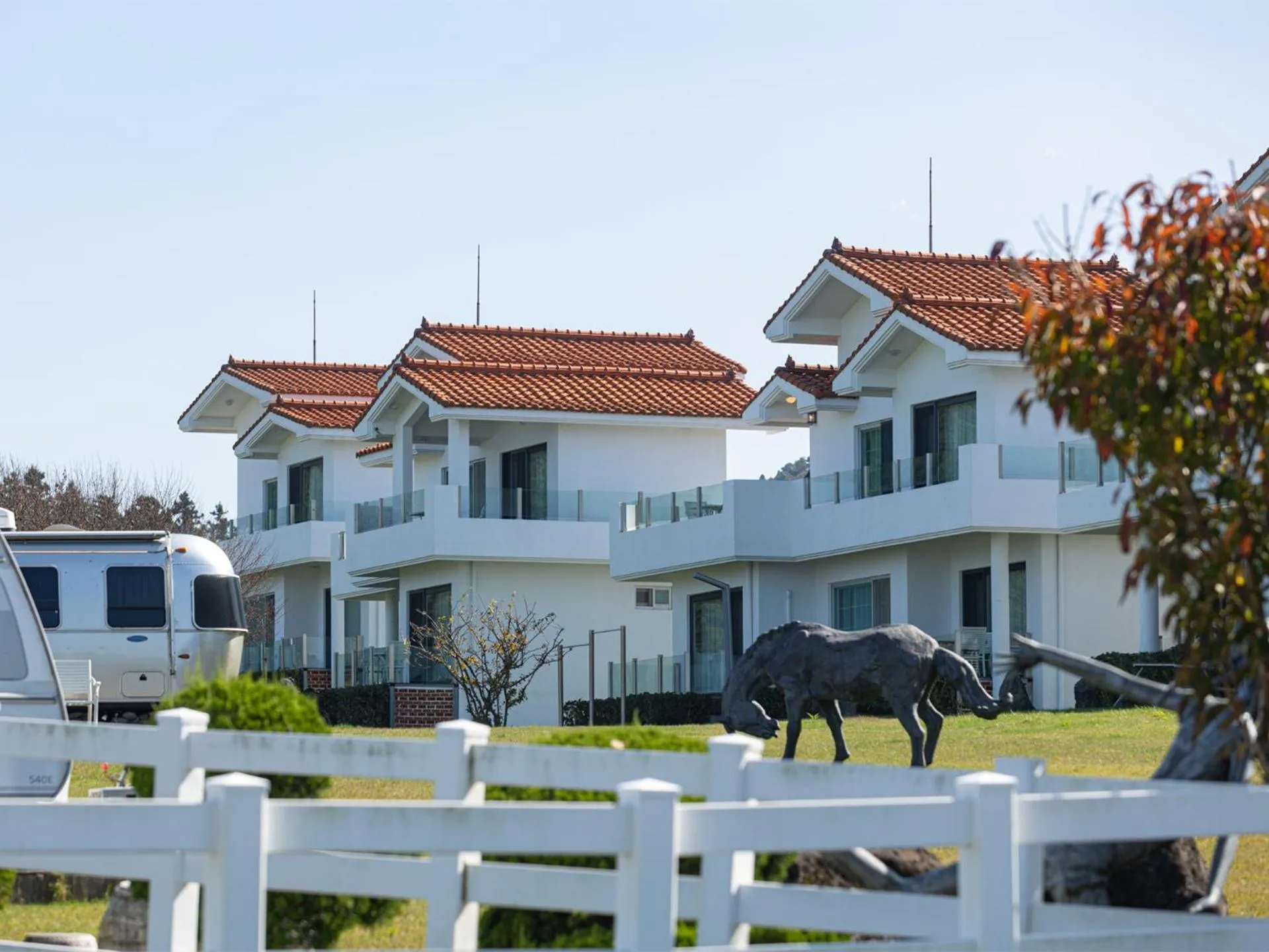 Property building in Amber Pure Hill Hotels & Resorts Jeju